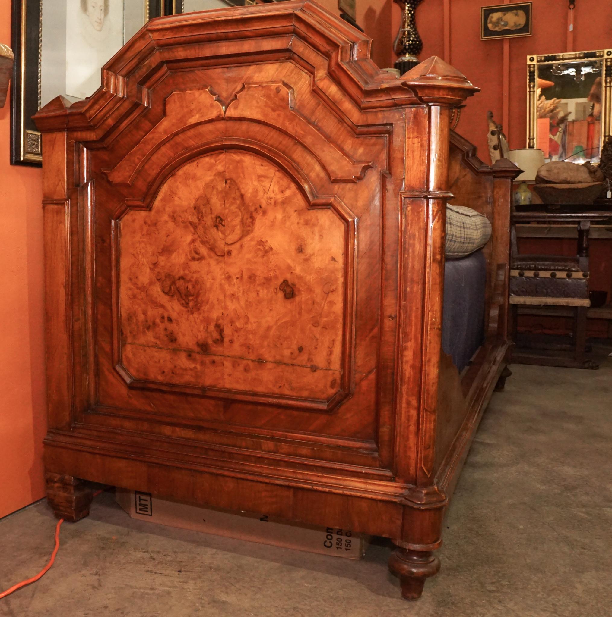 Napoleon III. Alcove- oder Tagesbett Sofa aus Nussbaumholz (19. Jahrhundert) im Angebot