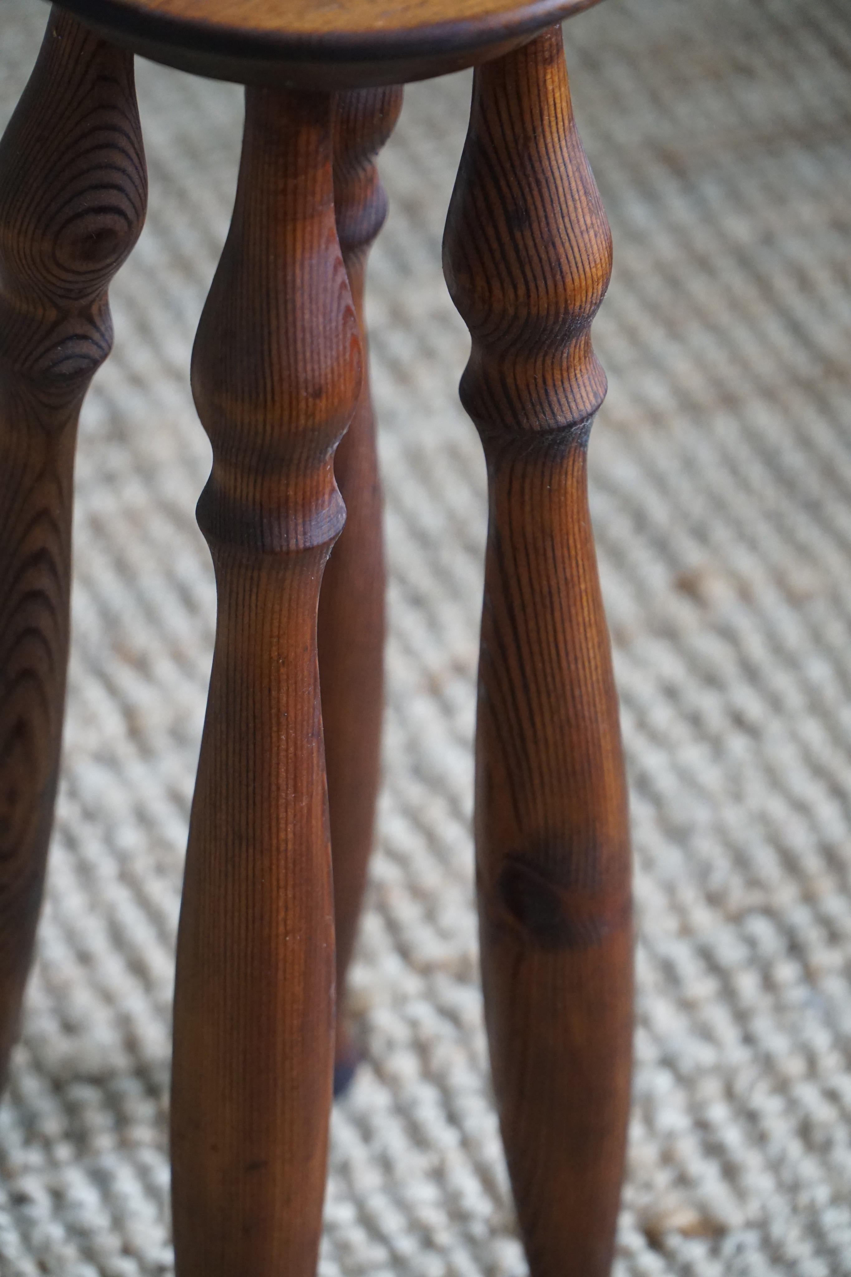 A Narrow Pedestal / Stool in Solid Pine, Danish Mid Century Modern, 1950s In Good Condition In Odense, DK