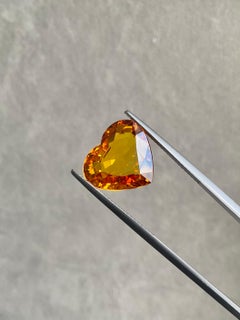 Ein natürlicher 12,14-Karat herzförmiger gelber Saphir