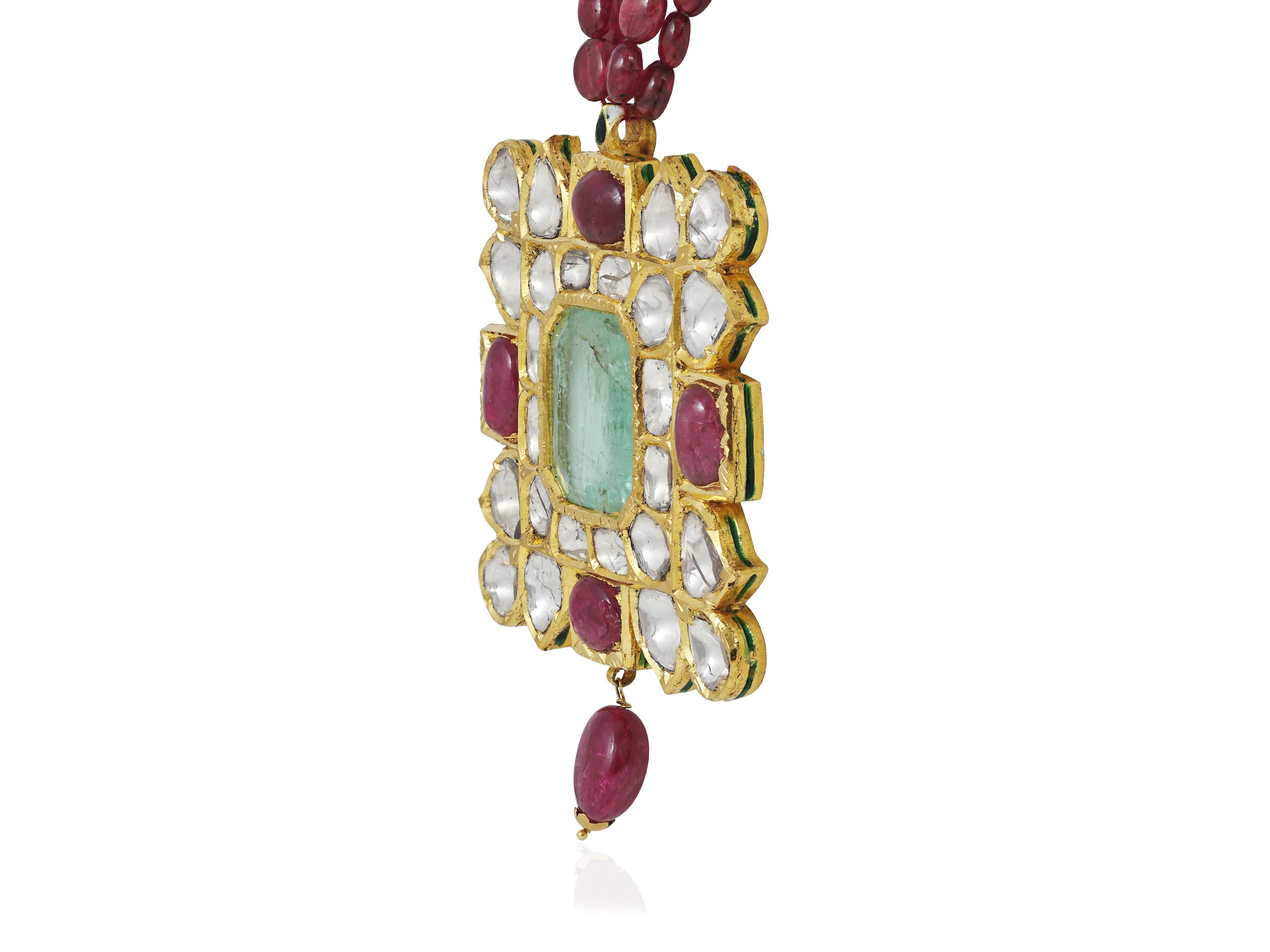 A natural Colombian emerald, Spinels and Diamond polki Gold pendant from India In New Condition For Sale In Bangkok,, TH