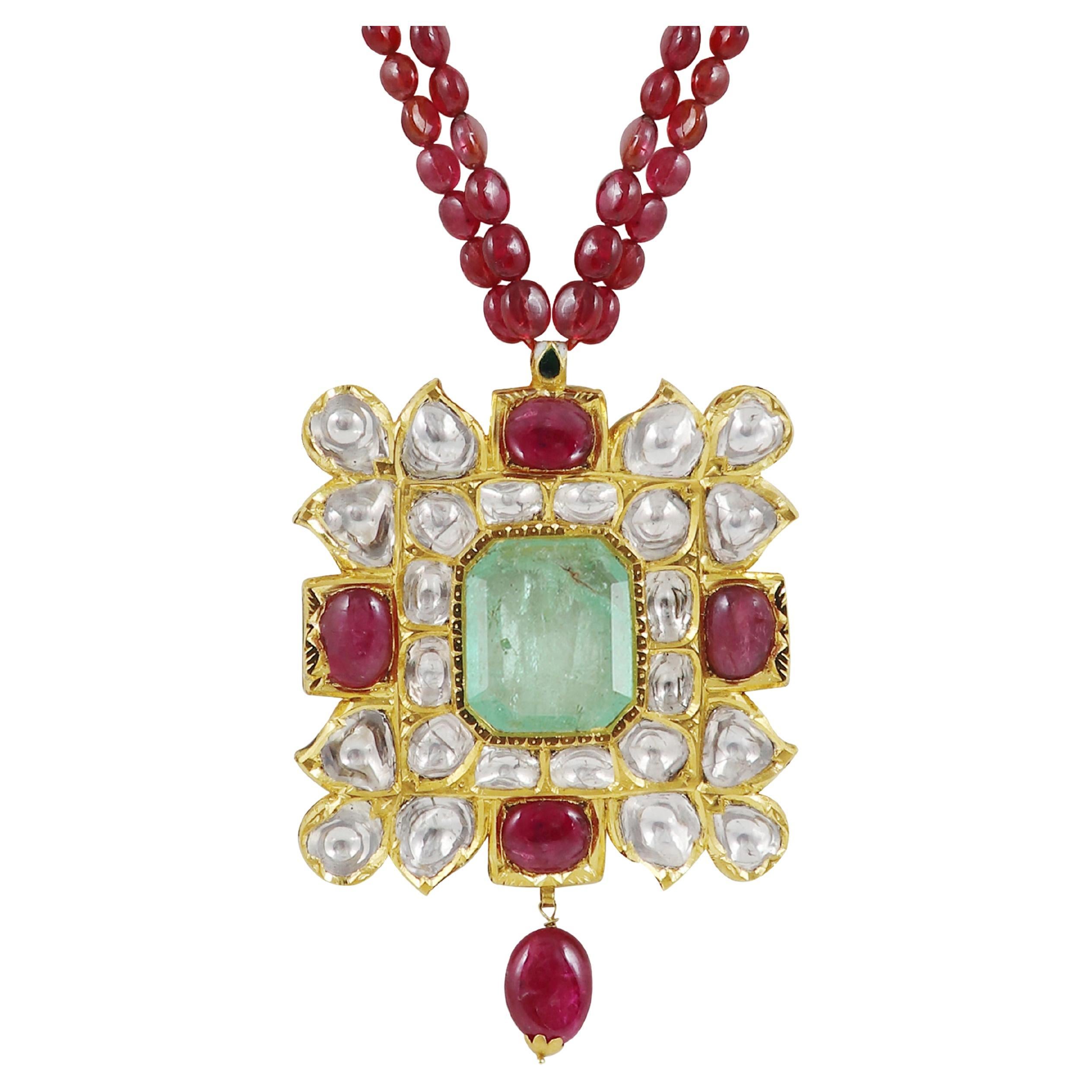 Una esmeralda natural colombiana, espinelas y diamantes polki Colgante de oro de la India