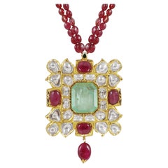 Una esmeralda natural colombiana, espinelas y diamantes polki Colgante de oro de la India