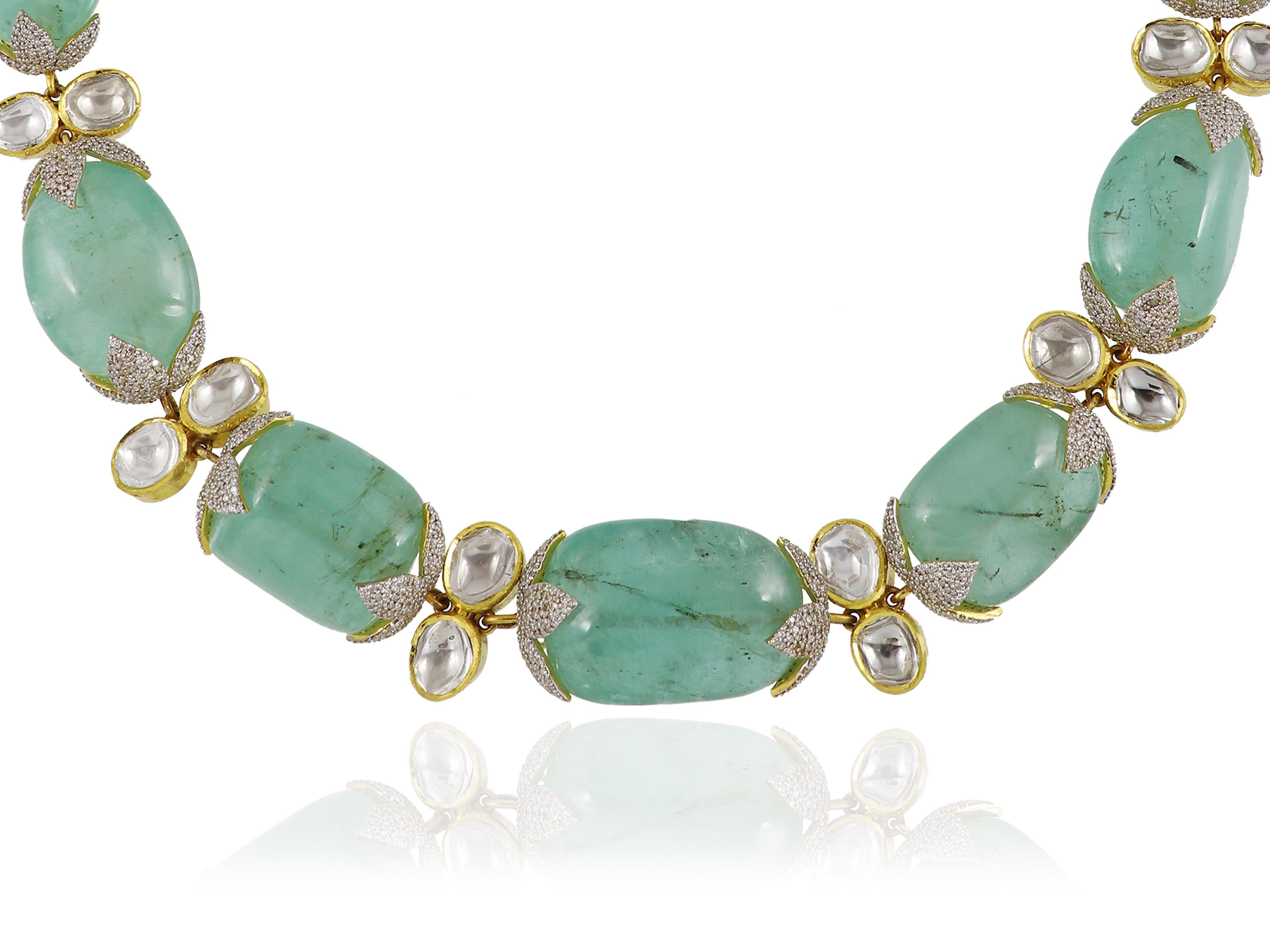 A natural emerald necklace set in 18K yellow gold along with natural diamonds In New Condition For Sale In Bangkok,, TH