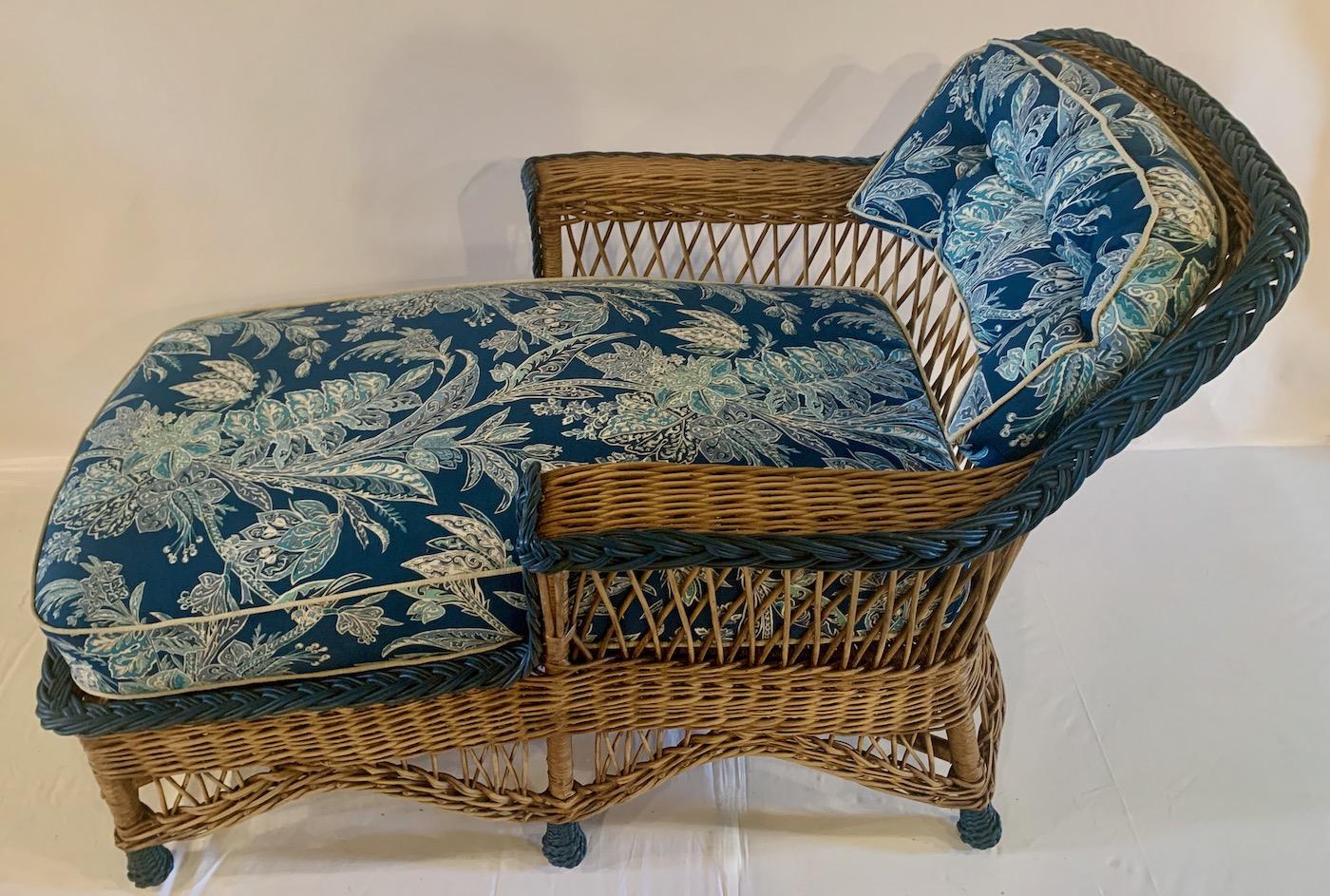 Autre Chaise longue en osier de style Bar Harbor, finition Nature avec bordure bleu marine en vente