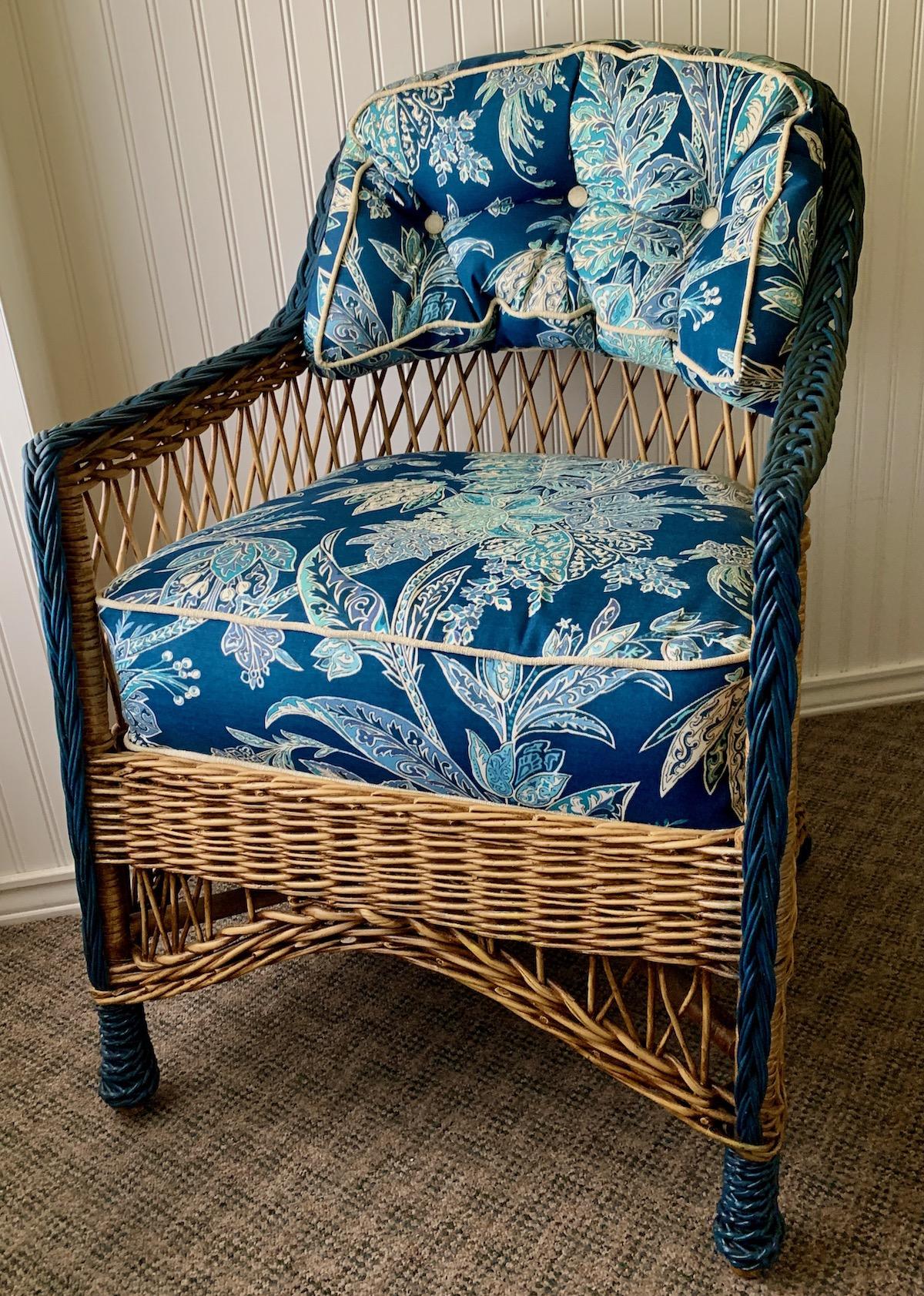 A Wicker Bar Harbor Style Chaise Lounge, Natural Finish with Navy Blue Trim In Good Condition For Sale In Nashua, NH
