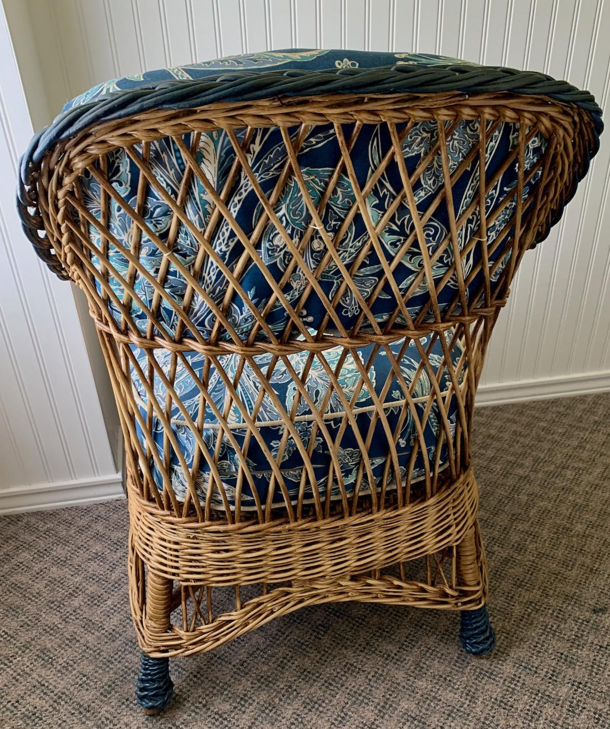 Tissu d'ameublement Chaise longue en osier de style Bar Harbor, finition Nature avec bordure bleu marine en vente