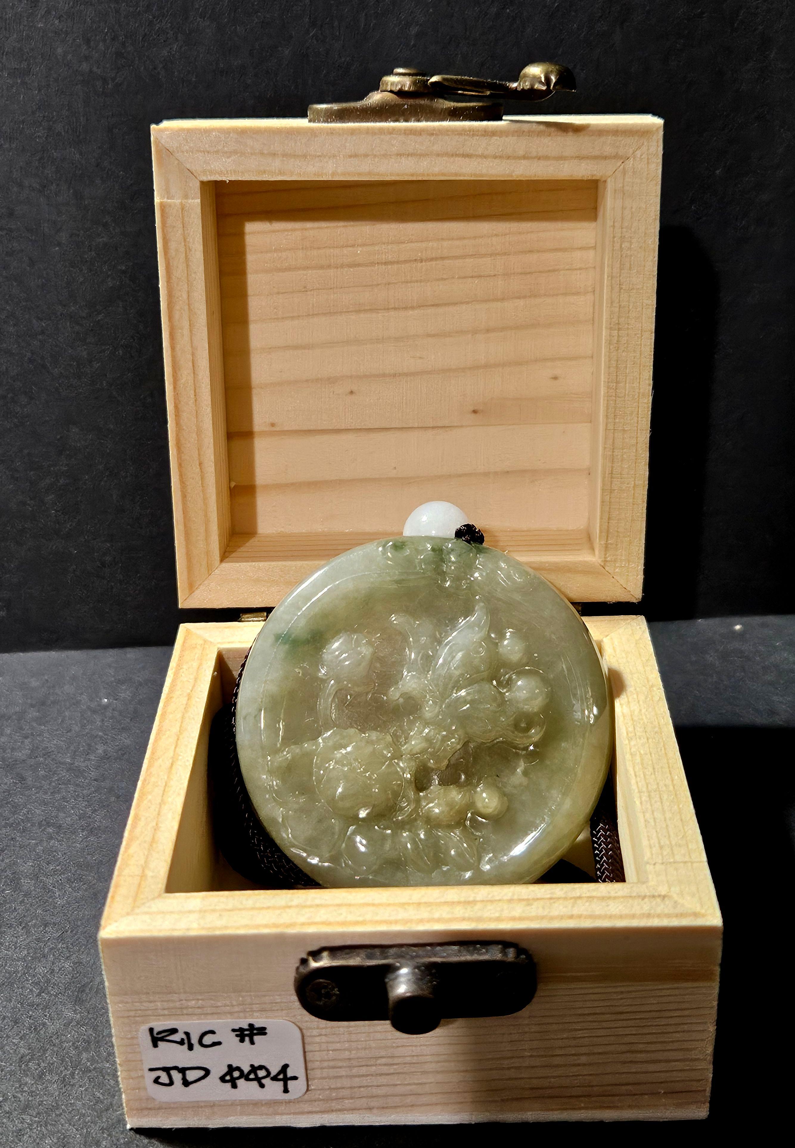 Pendentif disque en jadéite naturelle du Myanmar Ric#JD004 en vente 2