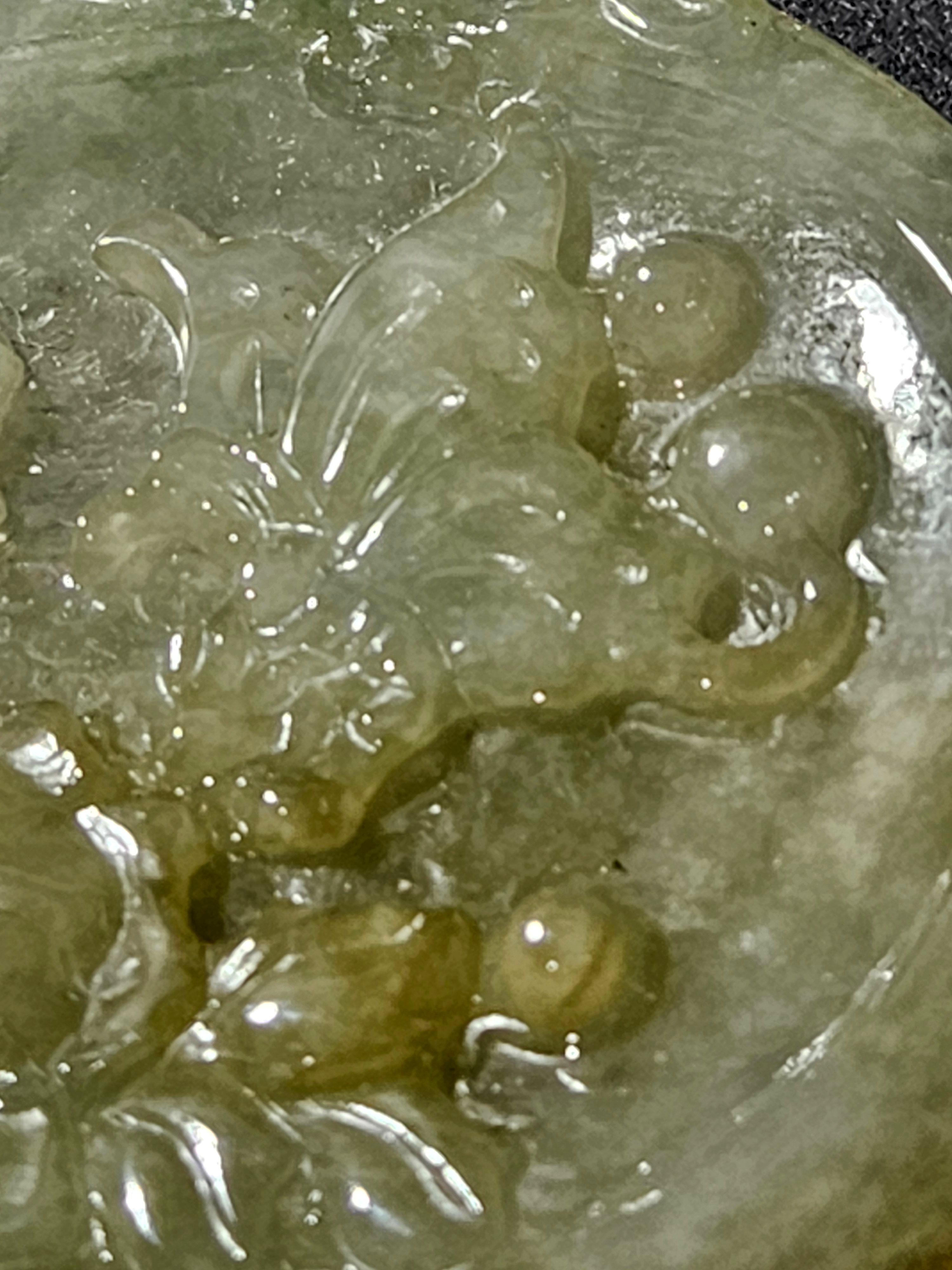 Sculpté à la main Pendentif disque en jadéite naturelle du Myanmar Ric#JD004 en vente