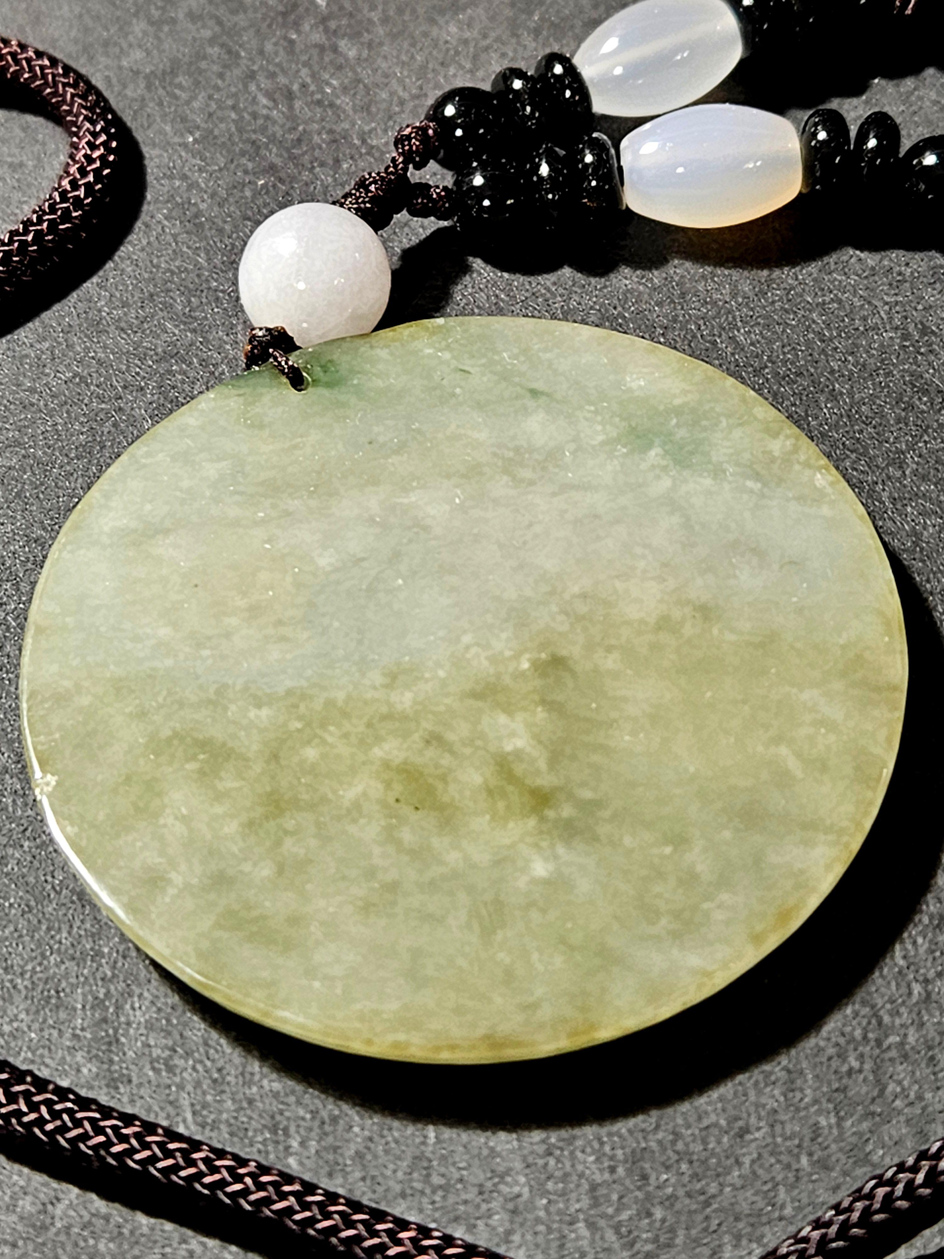 20ième siècle Pendentif disque en jadéite naturelle du Myanmar Ric#JD004 en vente