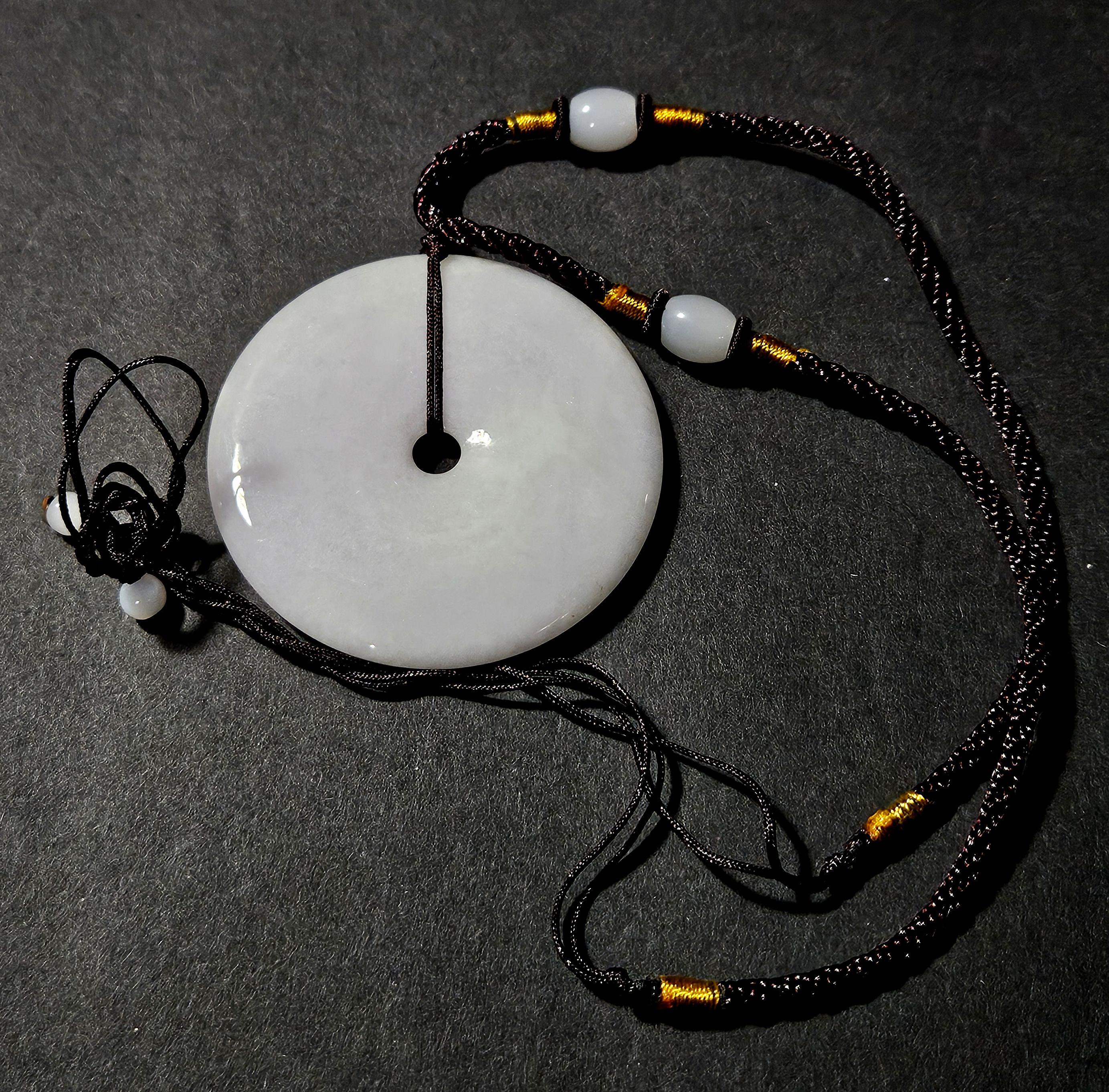 Eine natürliche Myanmar Jadeit Licht lila Scheibe Anhänger Ric # JD003 in der Holzkiste. Die Farben scheinen weiß und leicht violett zu sein. 