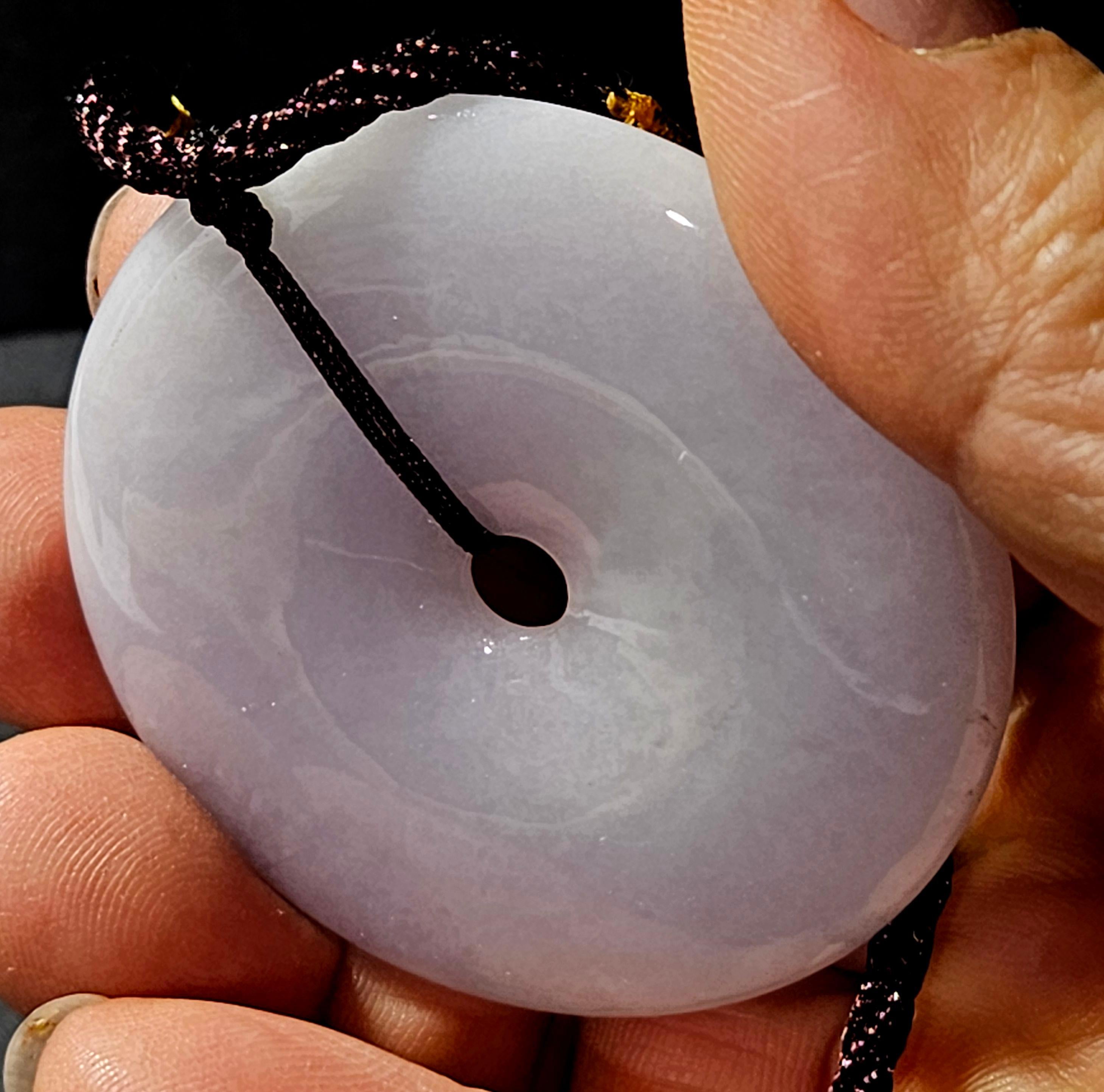 Eine natürliche Myanmar Jadeit Licht lila Scheibe Anhänger Ric#JD003 (Handgeschnitzt) im Angebot