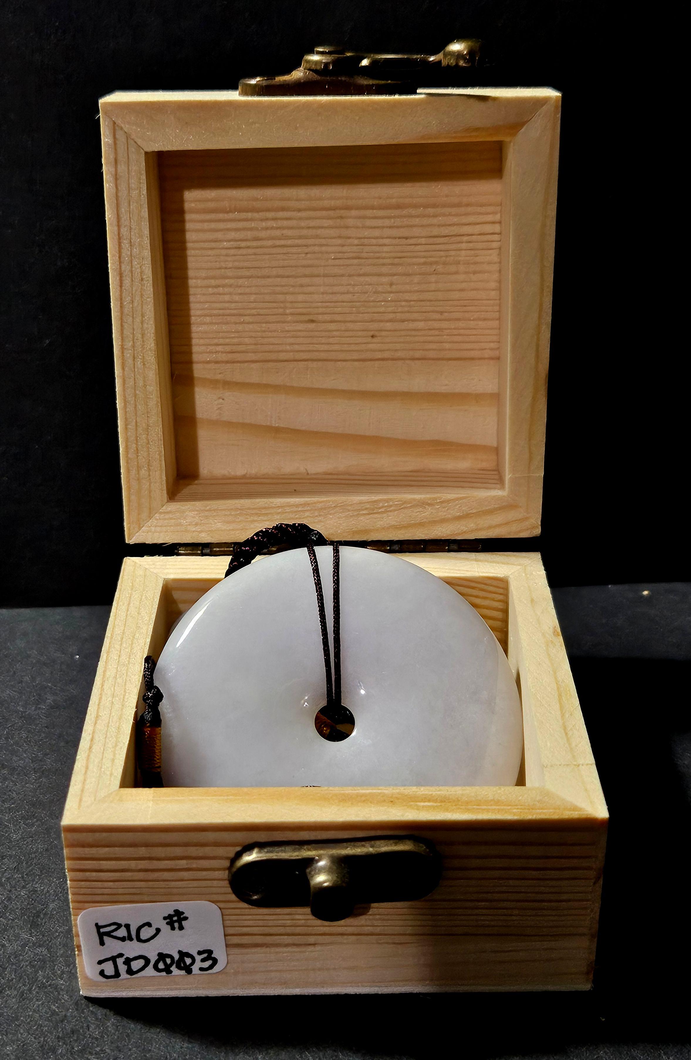 Eine natürliche Myanmar Jadeit Licht lila Scheibe Anhänger Ric#JD003 (20. Jahrhundert) im Angebot