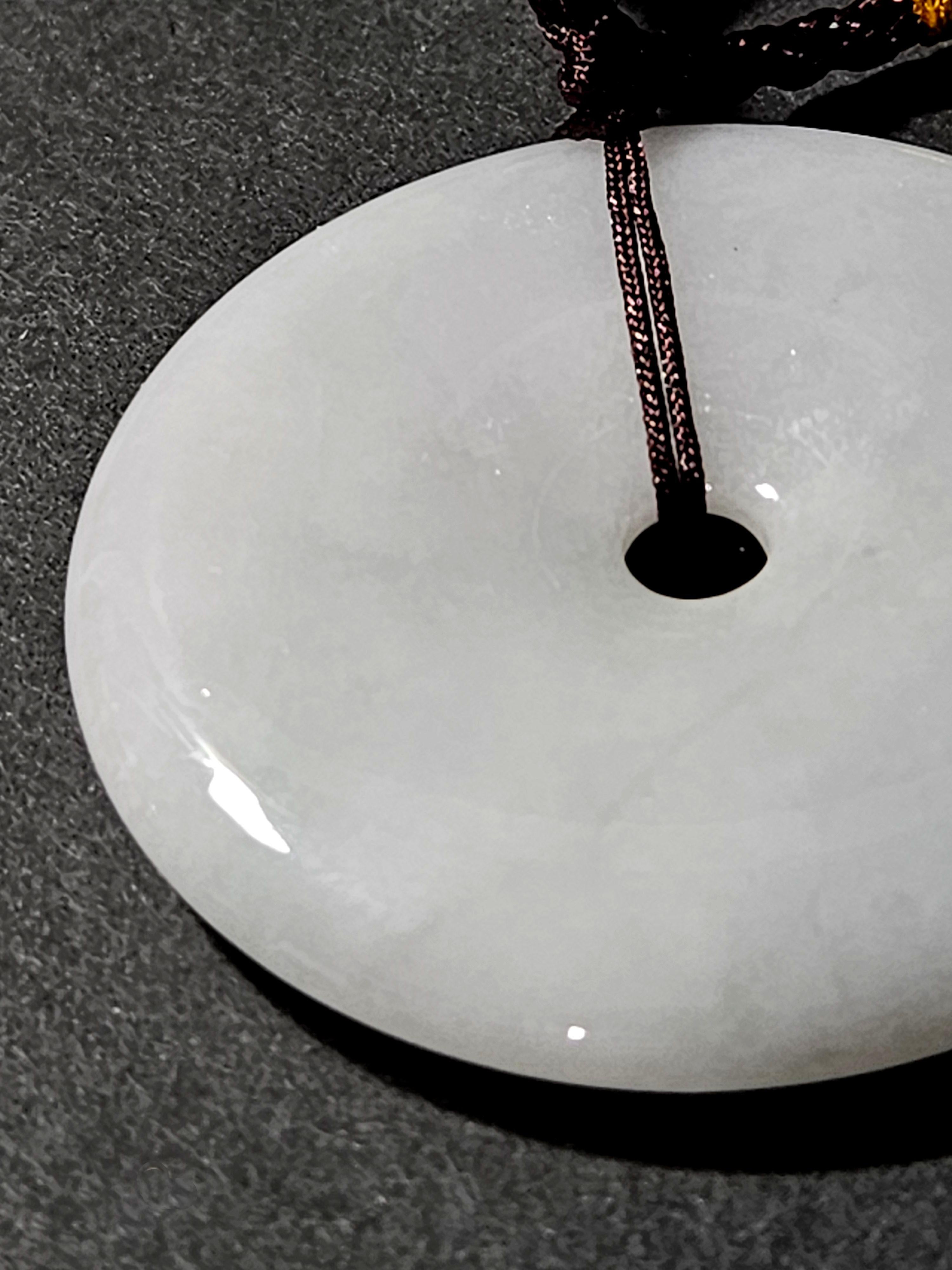 Chinois Pendentif disque en jadéite naturelle du Myanmar de couleur violet clair Ric#JD005 en vente