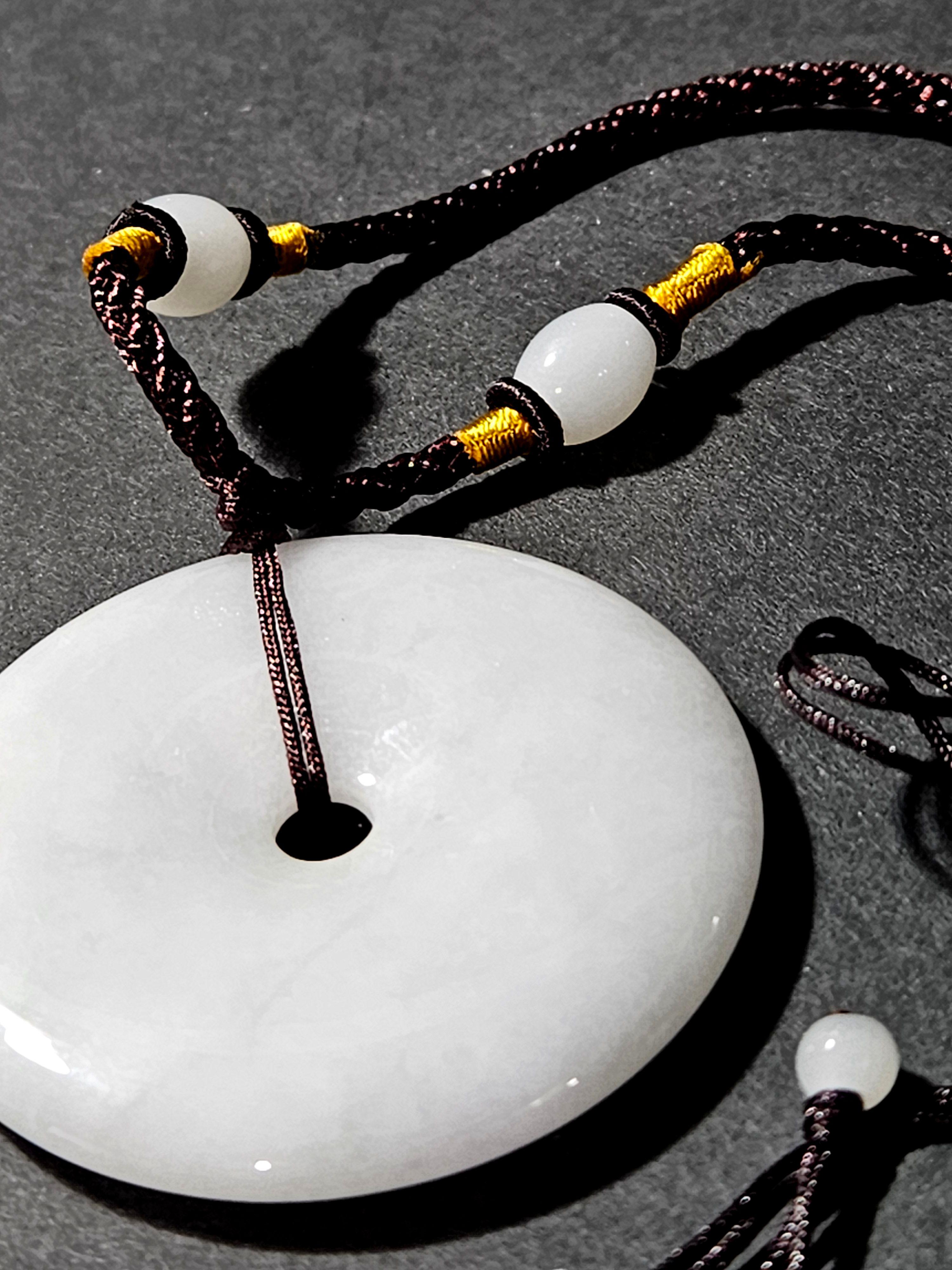 Sculpté à la main Pendentif disque en jadéite naturelle du Myanmar de couleur violet clair Ric#JD005 en vente