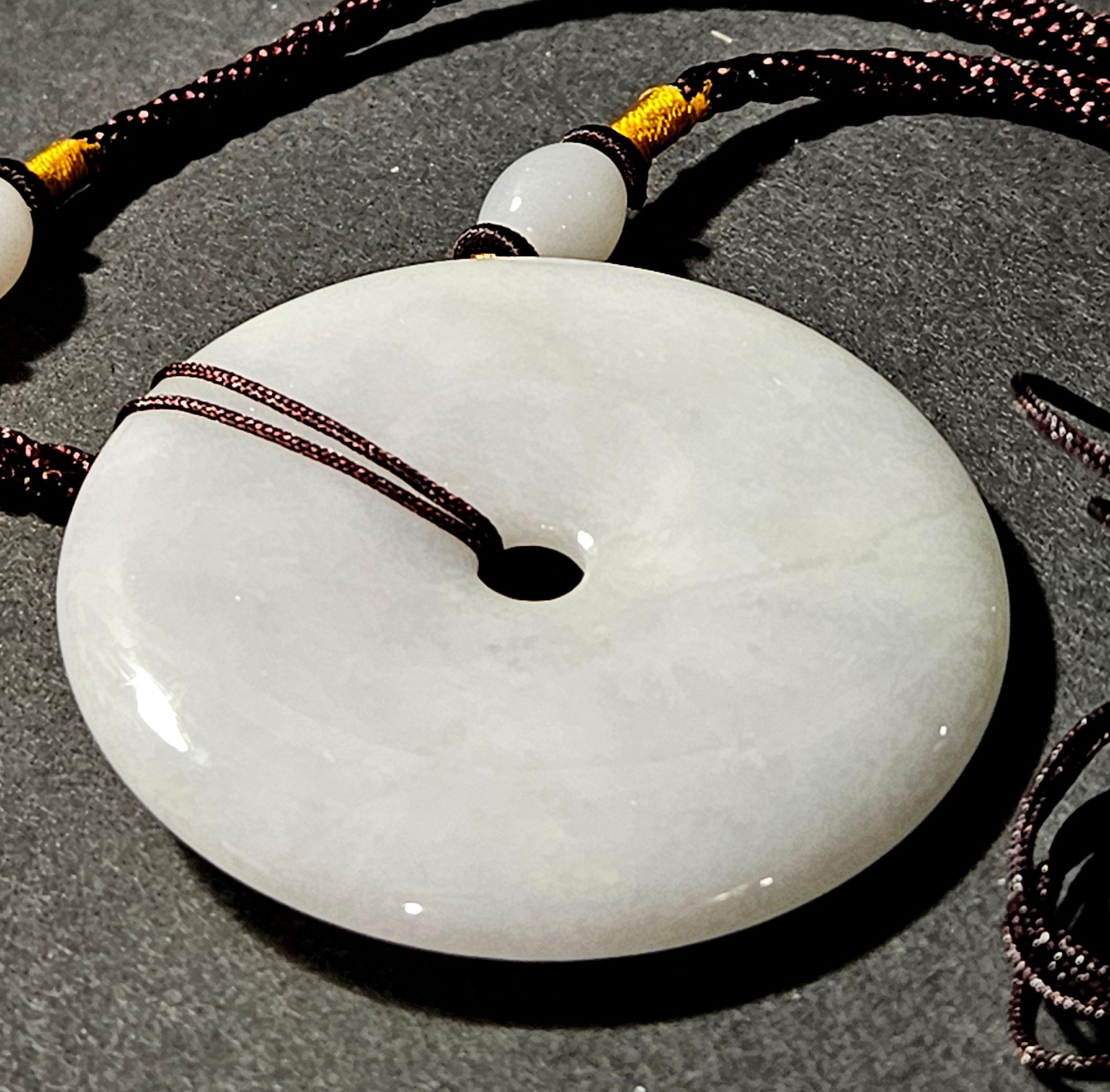 Pendentif disque en jadéite naturelle du Myanmar de couleur violet clair Ric#JD005 Excellent état - En vente à Norton, MA