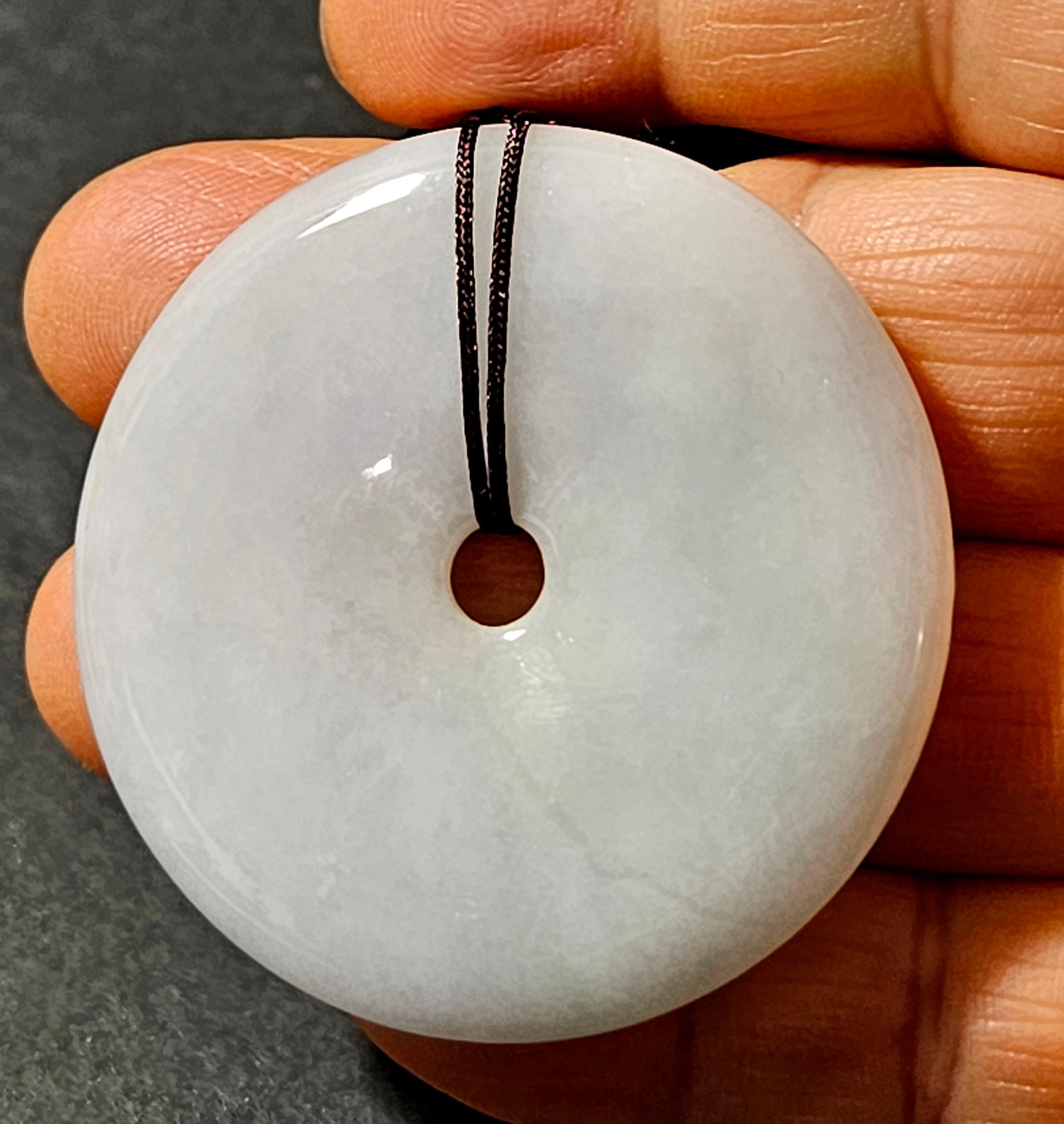 20ième siècle Pendentif disque en jadéite naturelle du Myanmar de couleur violet clair Ric#JD005 en vente