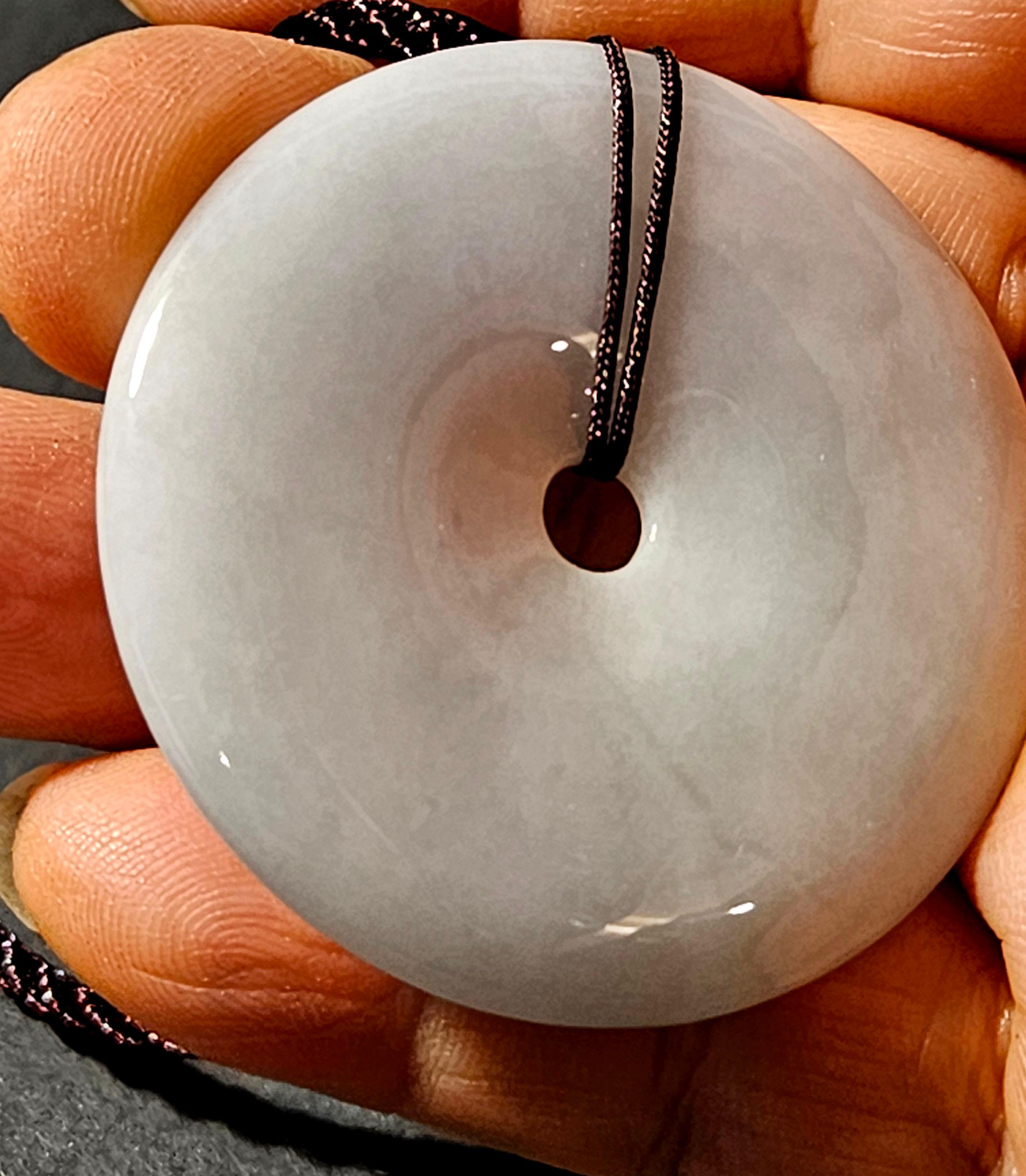 Jade Pendentif disque en jadéite naturelle du Myanmar de couleur violet clair Ric#JD005 en vente