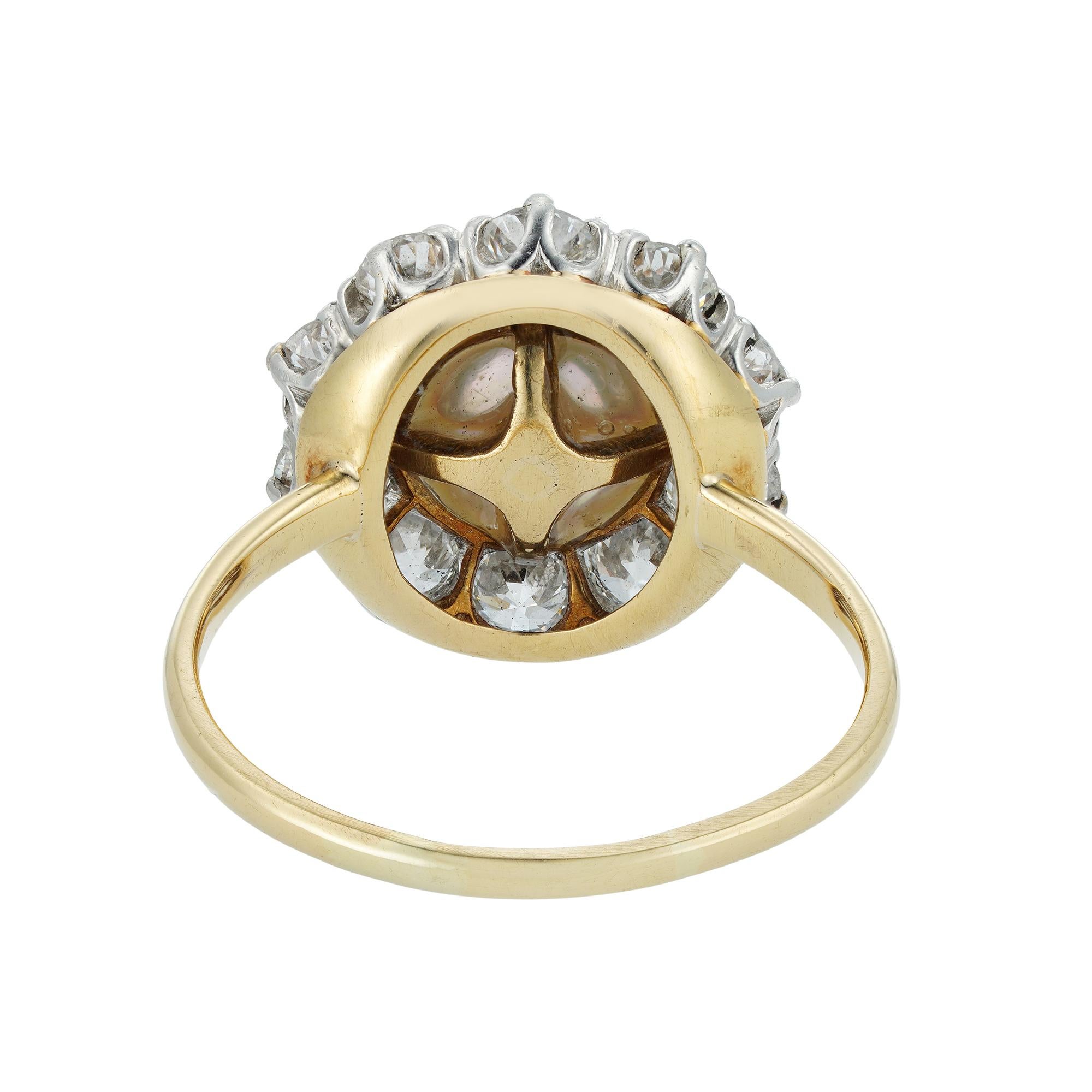 Runder Cluster-Ring mit natürlicher Perle und Diamant (Rundschliff)