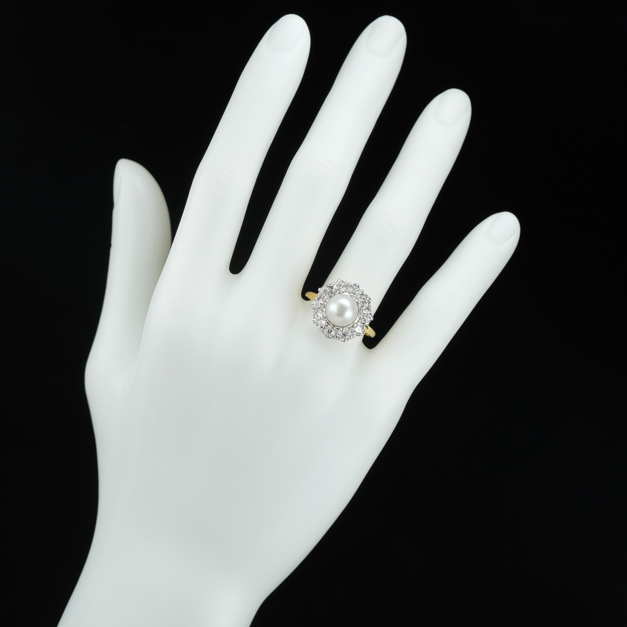 Runder Cluster-Ring mit natürlicher Perle und Diamant im Zustand „Gut“ in London, GB