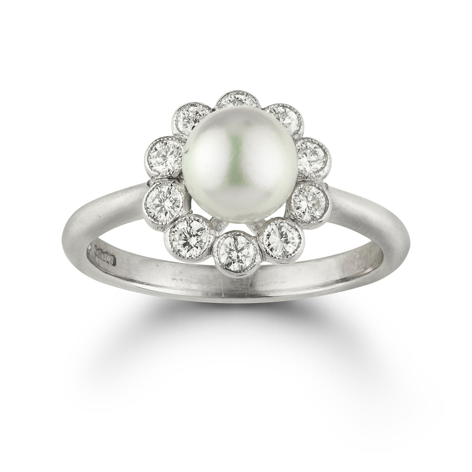 Moderno Anello con perle naturali e diamanti a grappolo in vendita