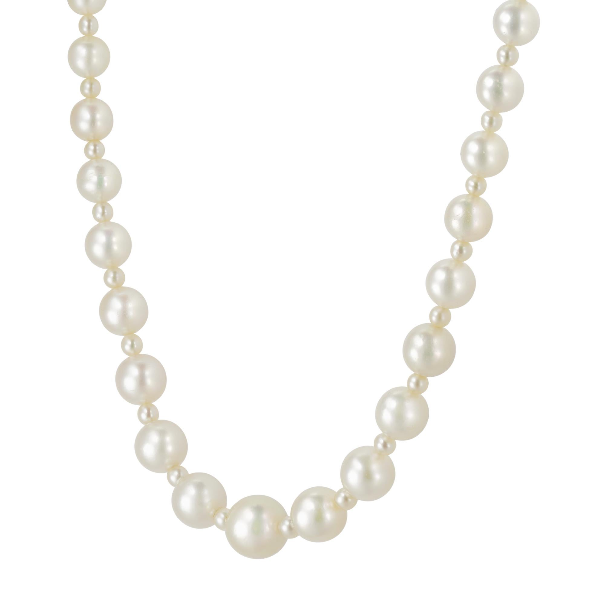 Una collana di perle naturali e diamanti, con centododici perle naturali color crema di dimensioni variabili da 8,4 mm a 3,8 mm, infilate in mezzo a centotredici perle semi, fissate a una chiusura di diamanti Art Déco, con un diamante taglio