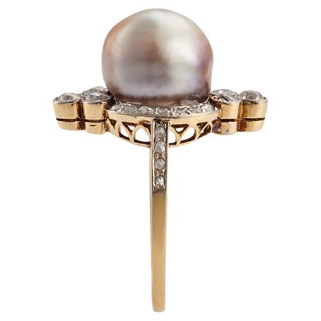 Anello a bottone con perle marquise.
Presenta un grande bottone di perle colorate. Incastonato in oro giallo 18 carati con diamanti taglio vecchio europeo e taglio rosa.
Peso lordo: 5,08 g.
Dimensioni: 7 1/4
Dimensioni della perla: 10,6-11,5 x 10,7
