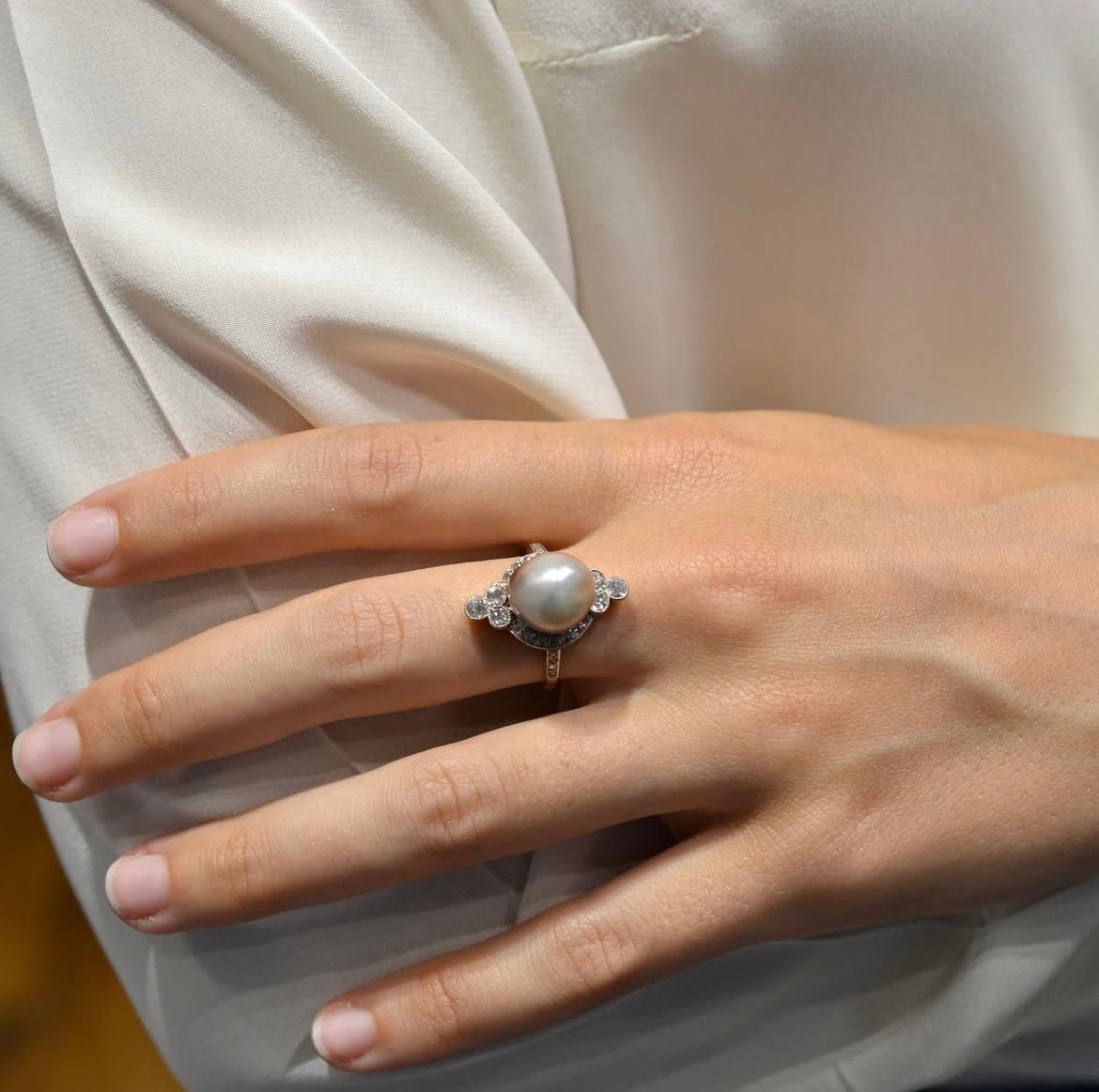 Bague en or jaune 18 carats, diamants et perles naturelles Circa 1910 Pour femmes en vente