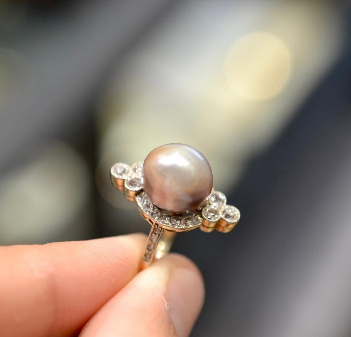 Bague en or jaune 18 carats, diamants et perles naturelles Circa 1910 en vente 1