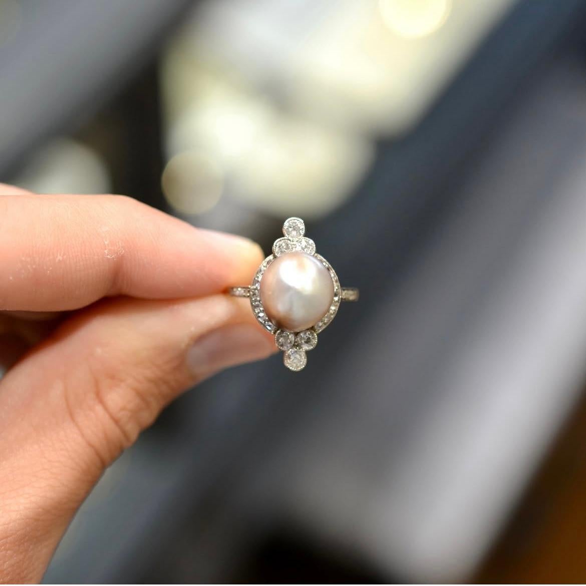 Bague en or jaune 18 carats, diamants et perles naturelles Circa 1910 en vente 2