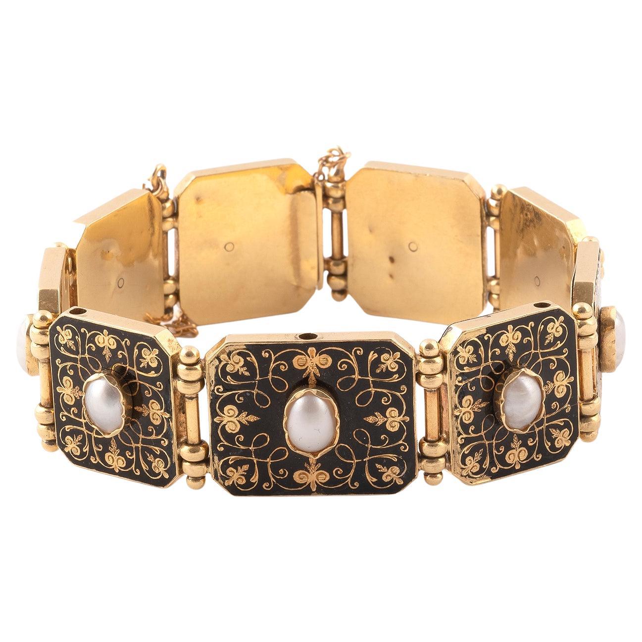 Bracelet composed of a succession of square links, in the center a  fine white natural pearl in a vegetable decoration engraved on black enamel. Possibility of adding in the center of the bracelet, by a sliding system, a black enamelled circle,