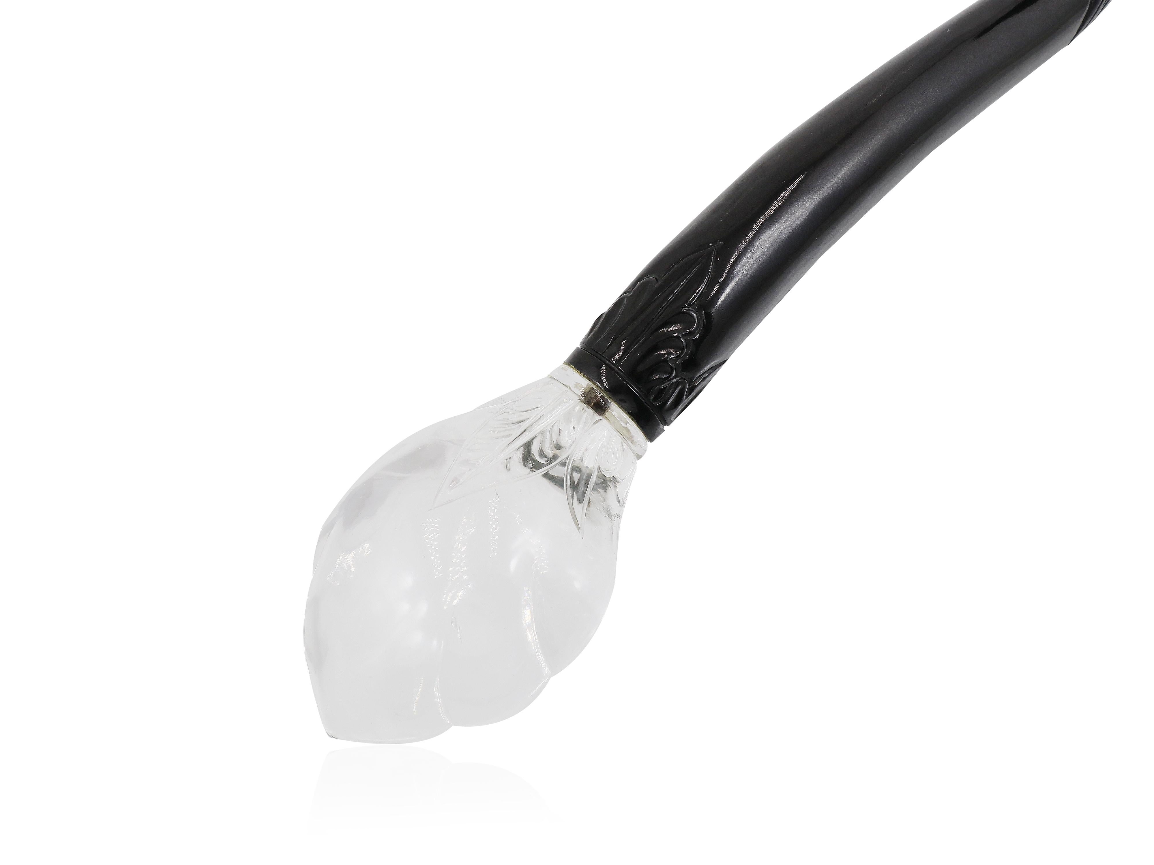Cette cuillère de service de luxe exquise est un véritable chef-d'œuvre, méticuleusement fabriqué à partir de cristal de roche naturel et de calcédoine, mettant en valeur un niveau inégalé d'art et de sophistication. 

Le manche de la cuillère est