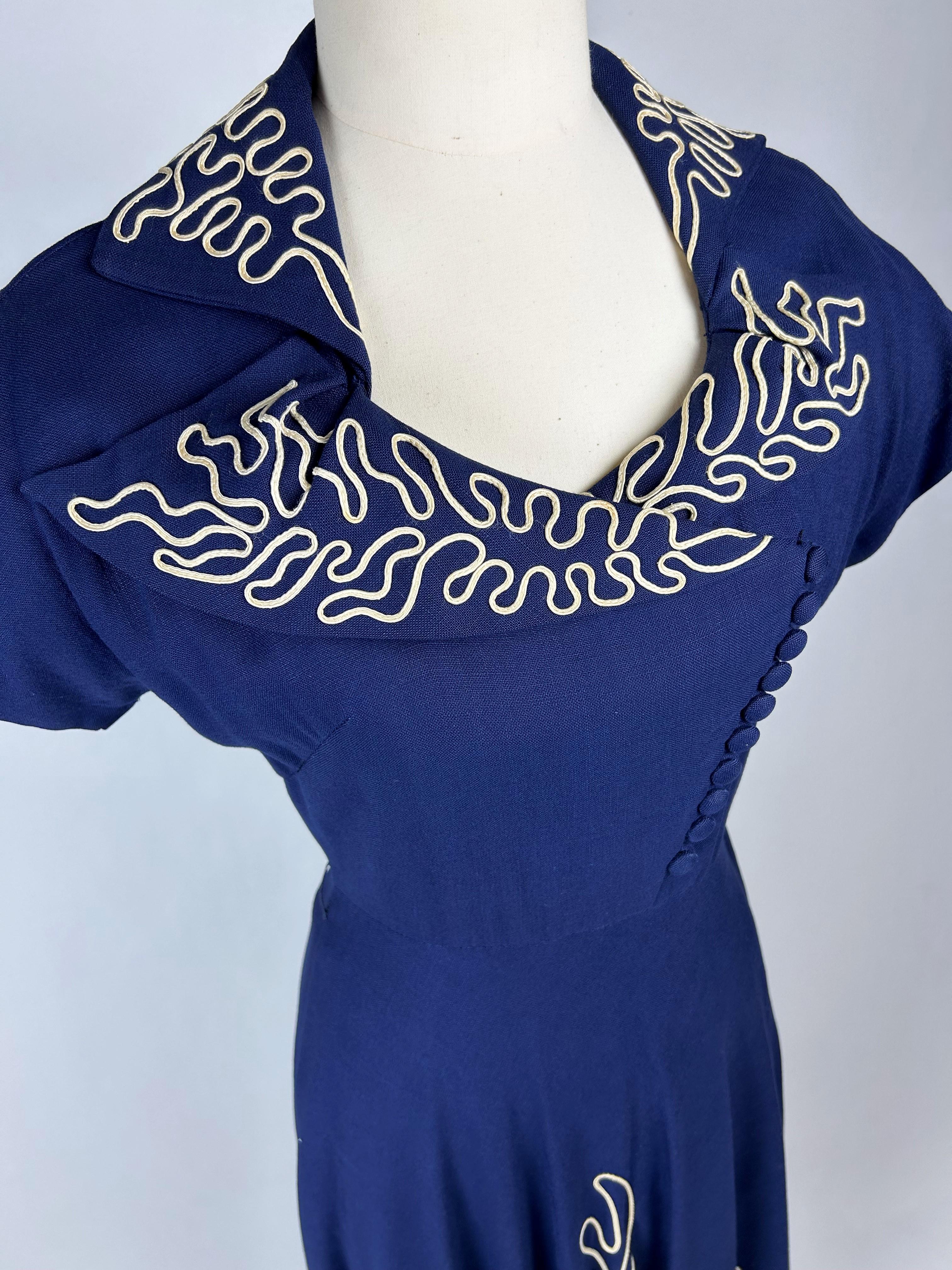 Robe de jour en tissu bleu marine avec applications de passepoils blancs Circa 1945-1950 Bon état - En vente à Toulon, FR
