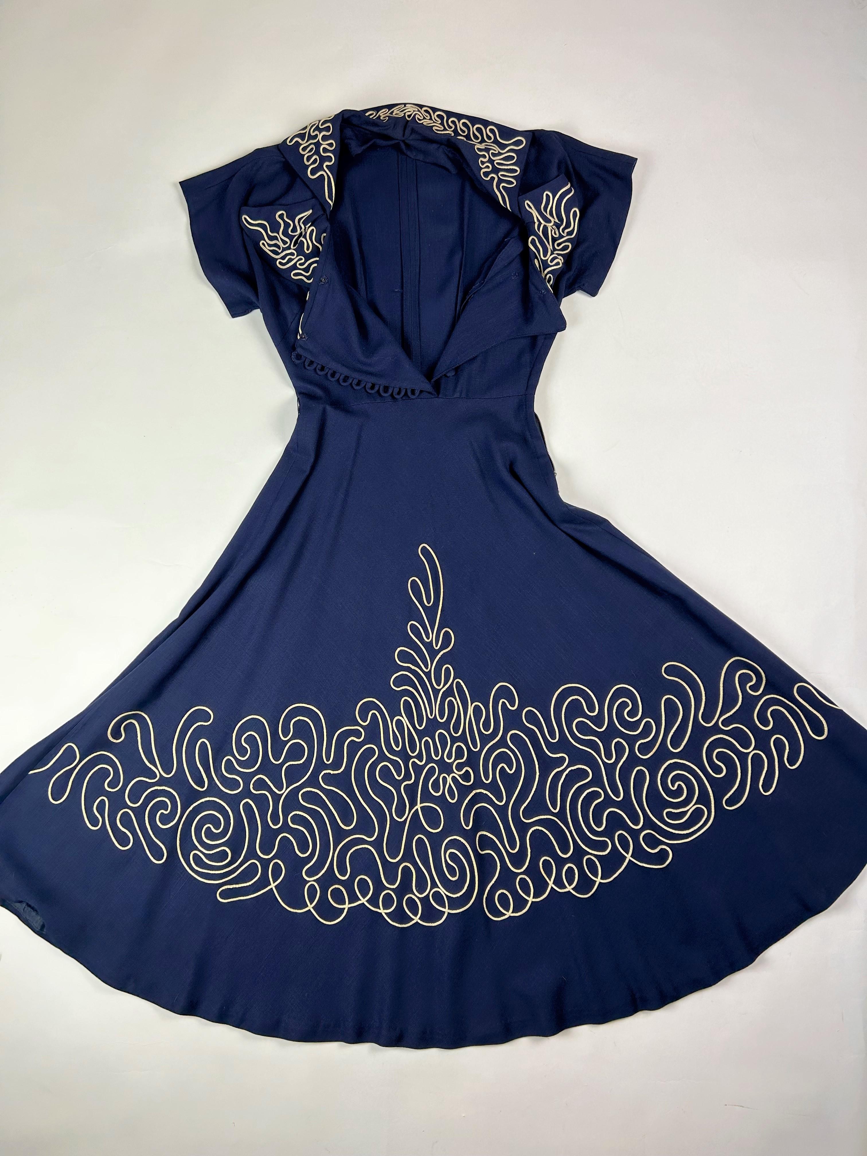 Robe de jour en tissu bleu marine avec applications de passepoils blancs Circa 1945-1950 Pour femmes en vente