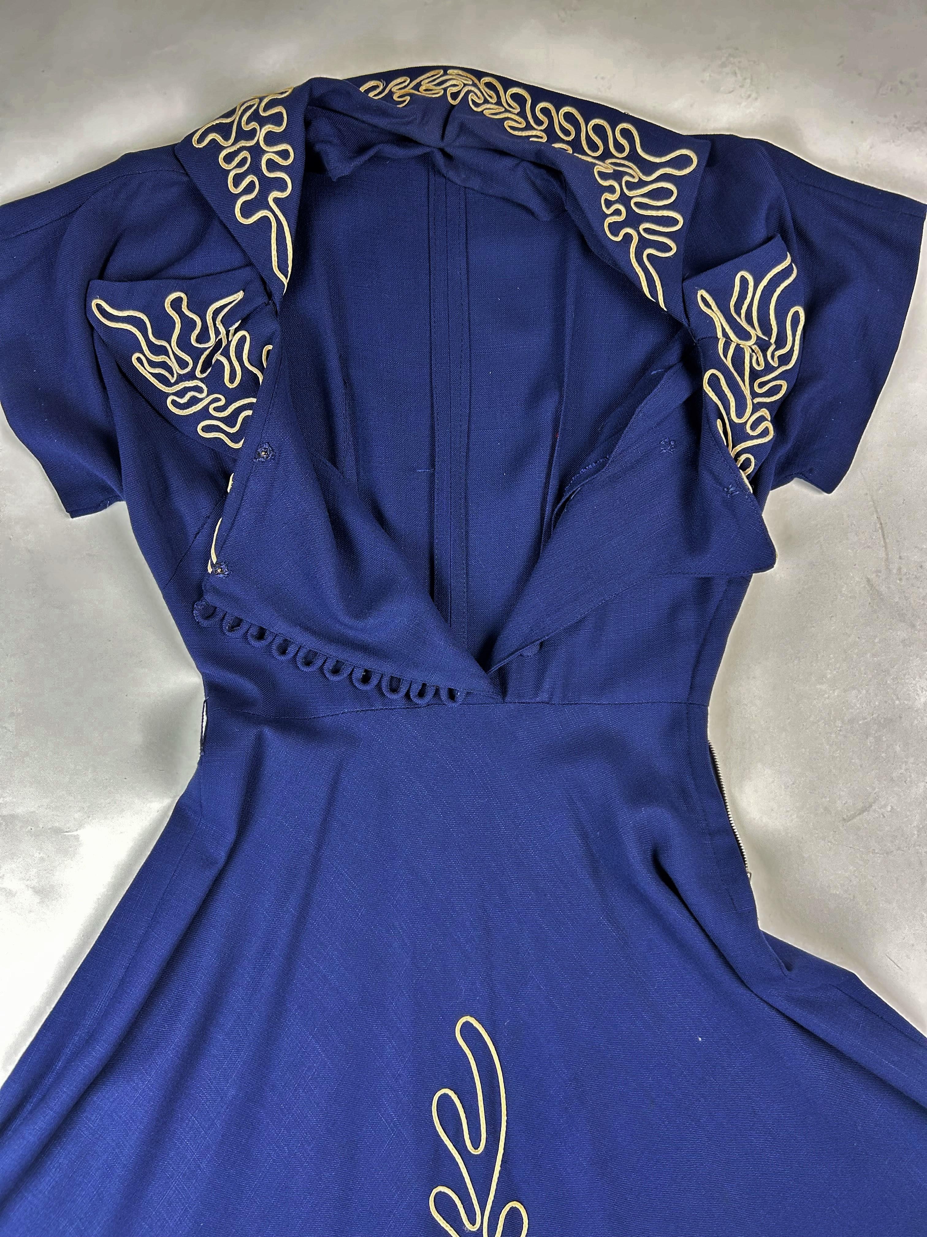 Robe de jour en tissu bleu marine avec applications de passepoils blancs Circa 1945-1950 Pour femmes en vente
