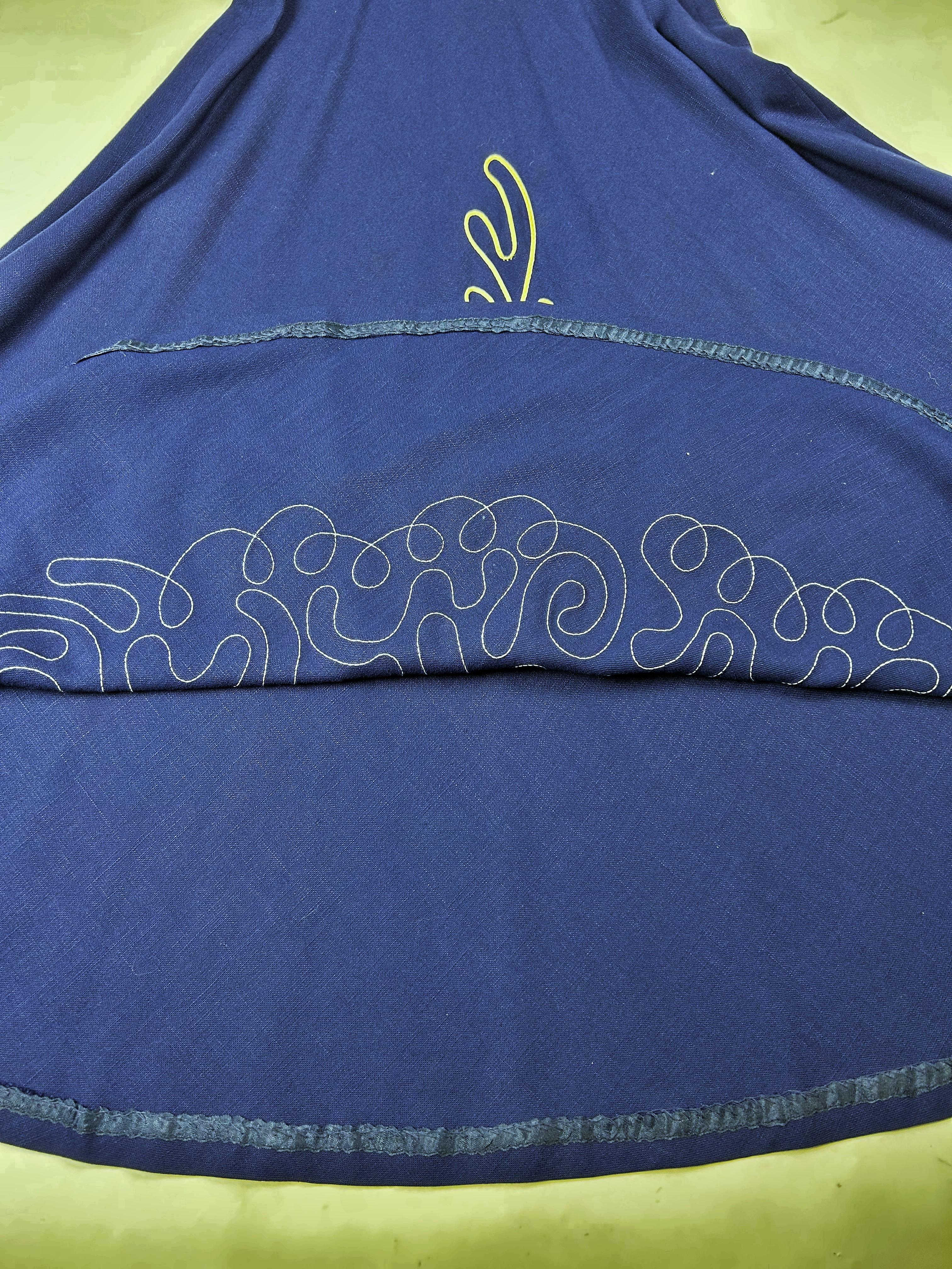 Robe de jour en tissu bleu marine avec applications de passepoils blancs Circa 1945-1950 en vente 2