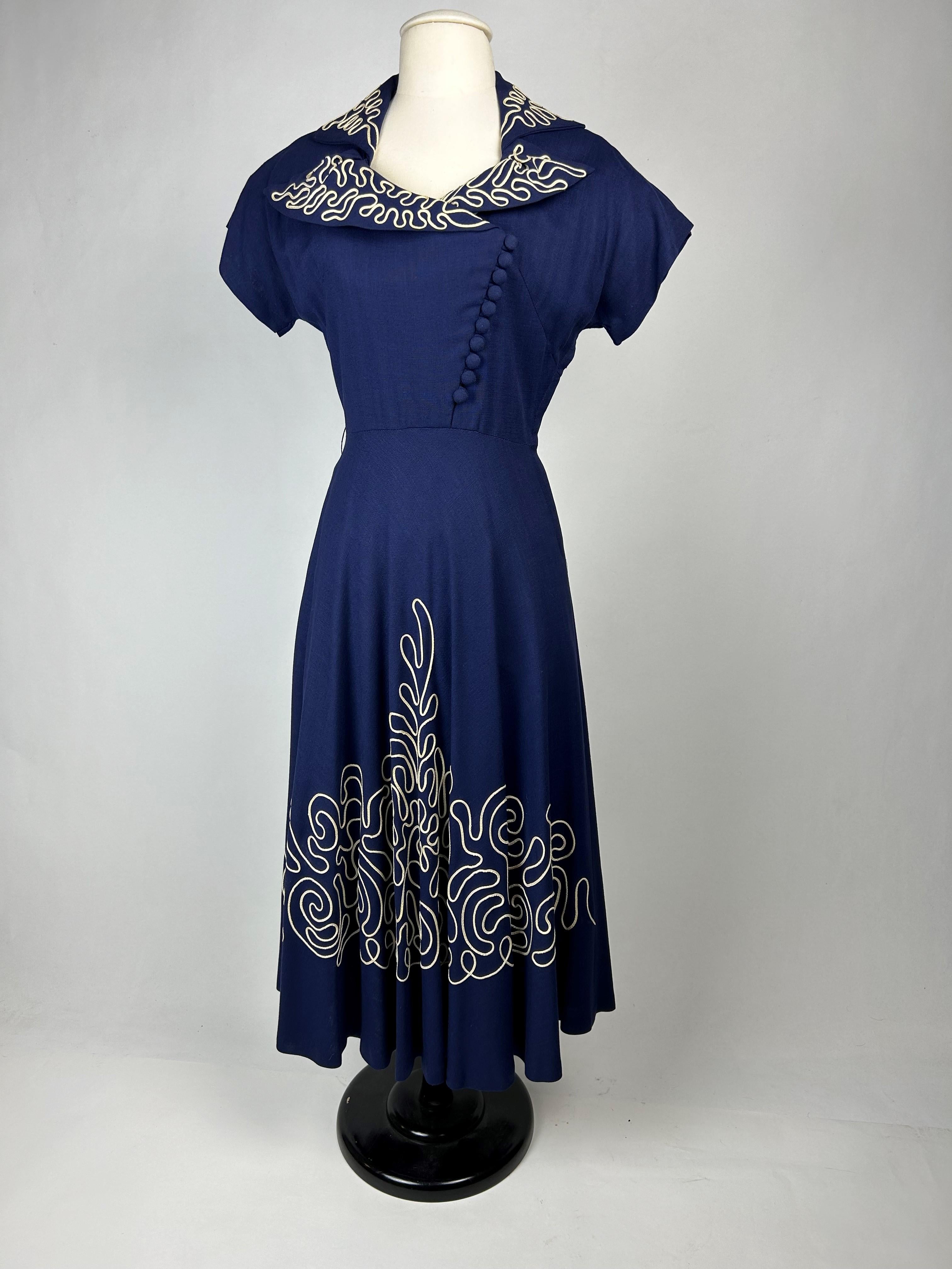 Robe de jour en tissu bleu marine avec applications de passepoils blancs Circa 1945-1950 en vente 2