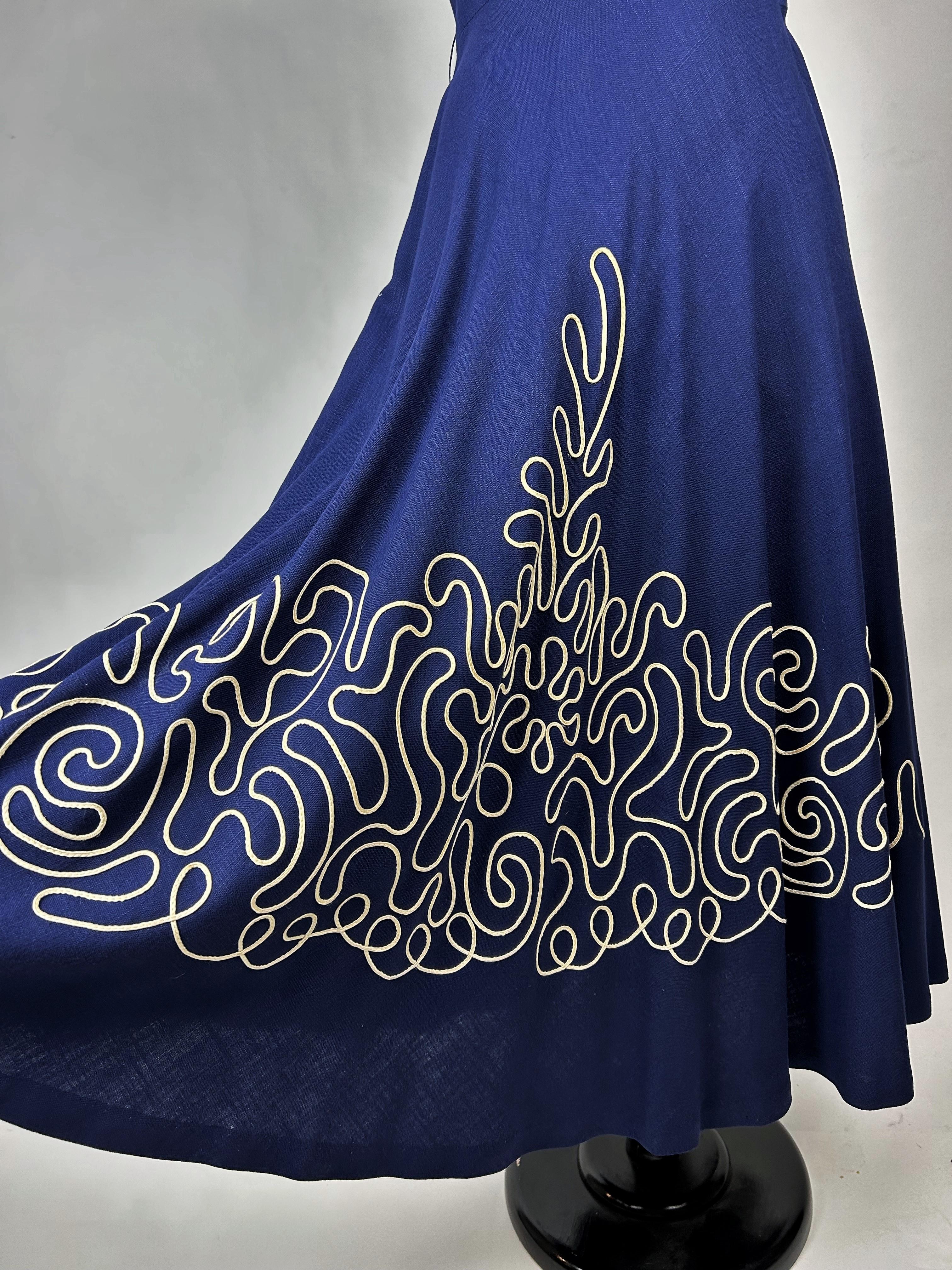 Robe de jour en tissu bleu marine avec applications de passepoils blancs Circa 1945-1950 en vente 3