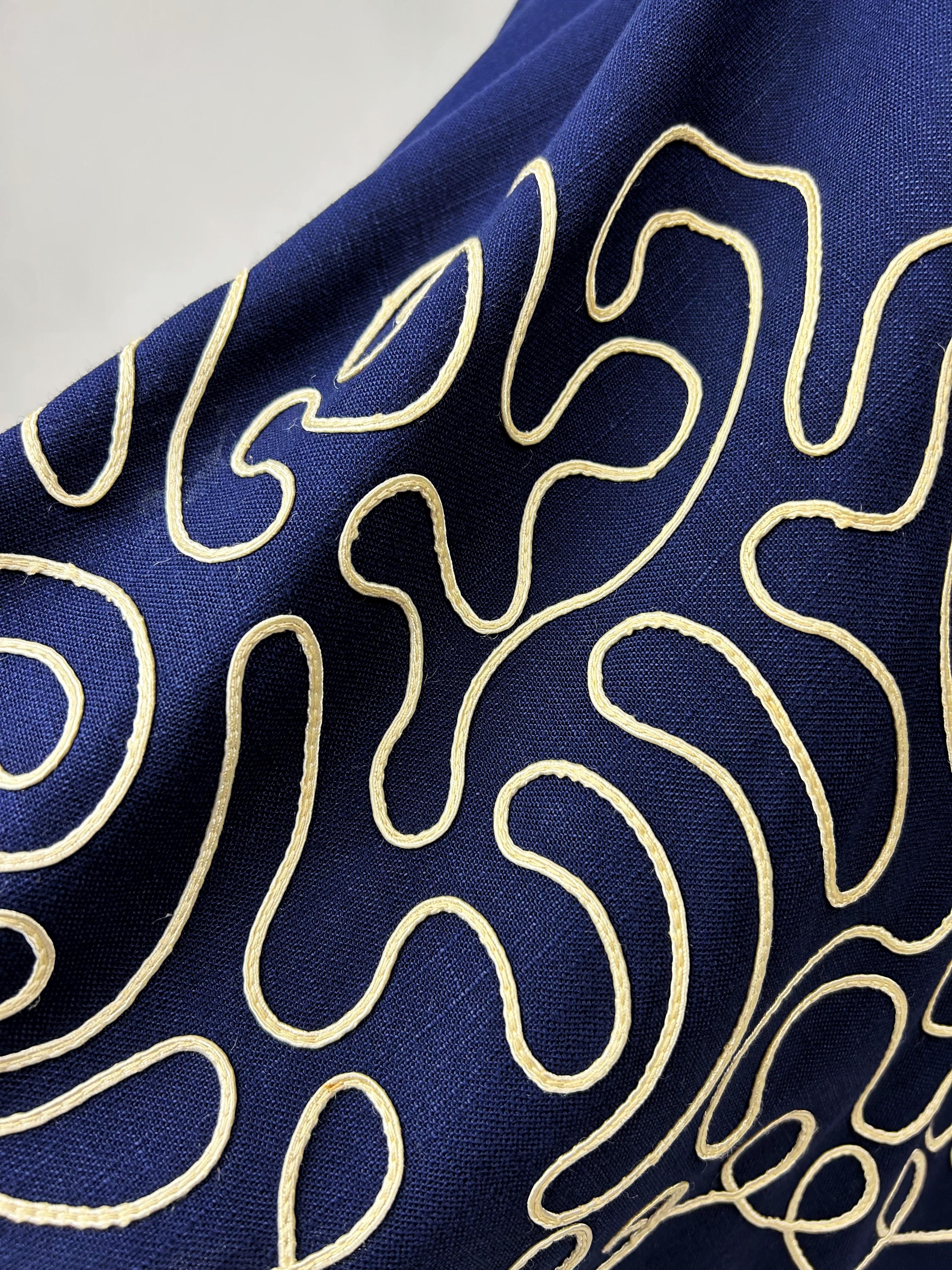 Robe de jour en tissu bleu marine avec applications de passepoils blancs Circa 1945-1950 en vente 5