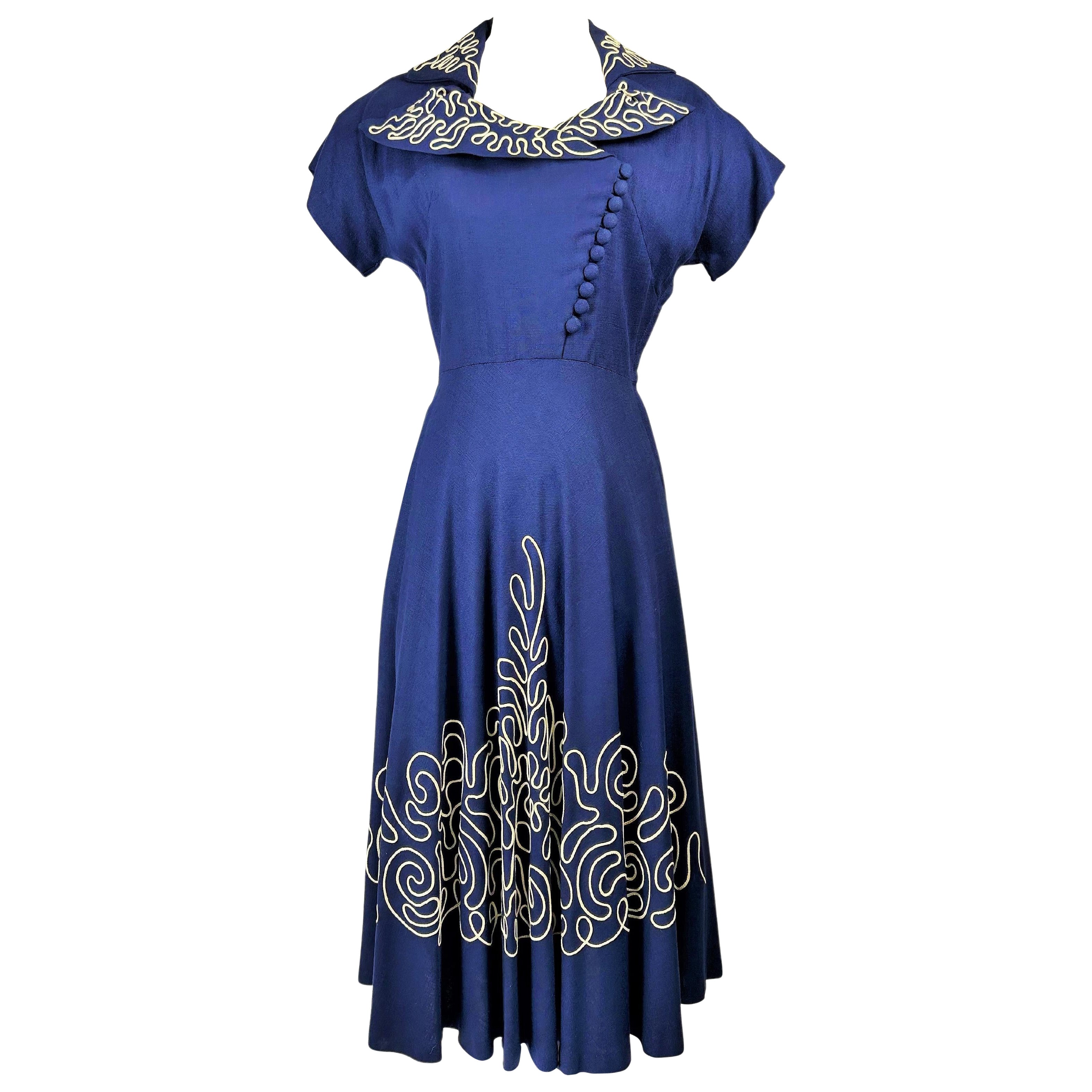 Robe de jour en tissu bleu marine avec applications de passepoils blancs Circa 1945-1950