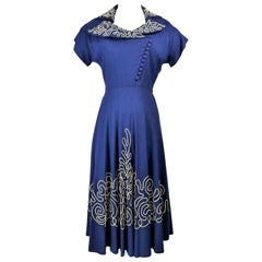Robe de jour en tissu bleu marine avec applications de passepoils blancs Circa 1945-1950