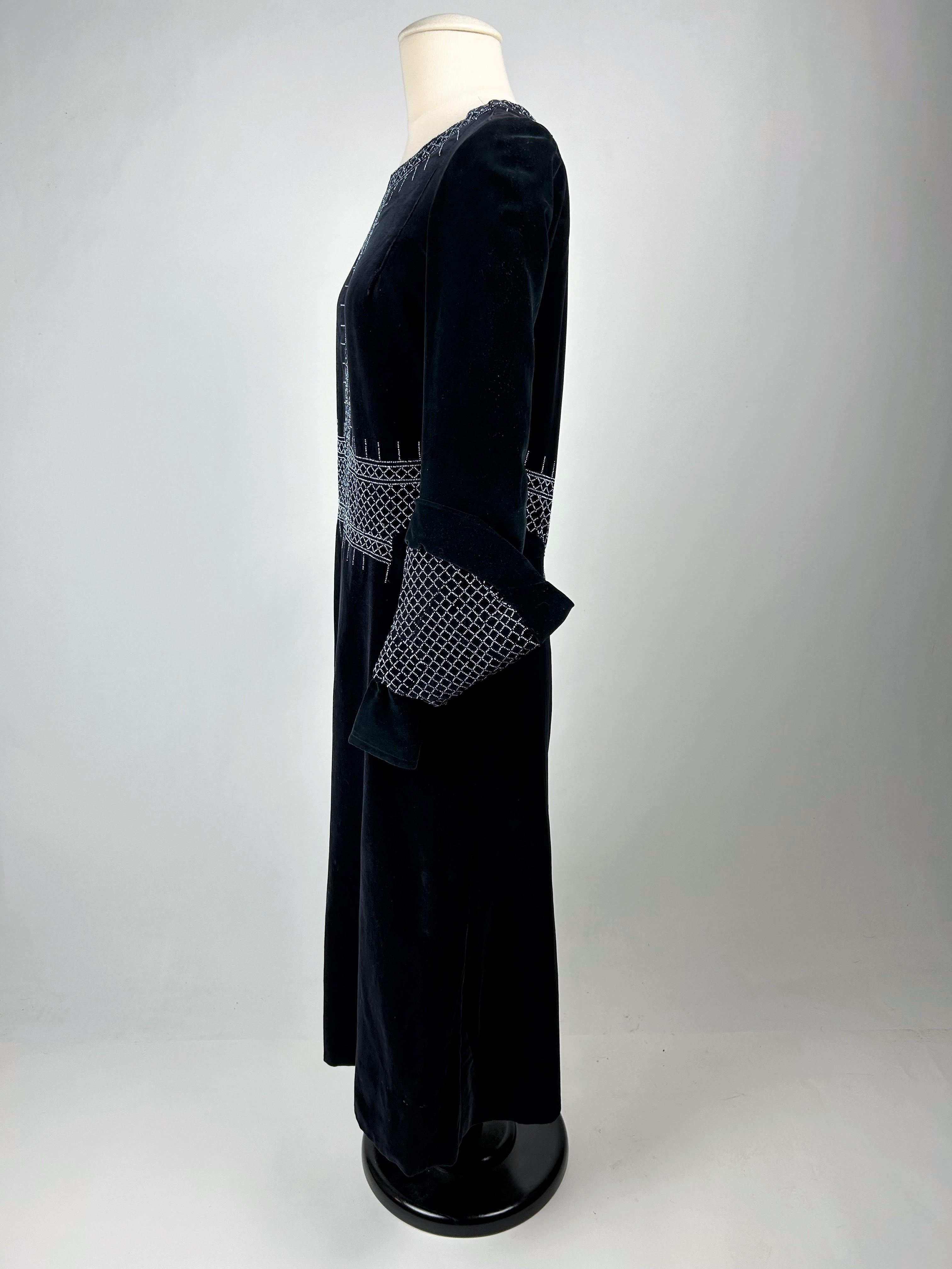 A Navy Velvet Sac Dress with glass beads embroideries - France Circa 1925-1930 For Sale 7