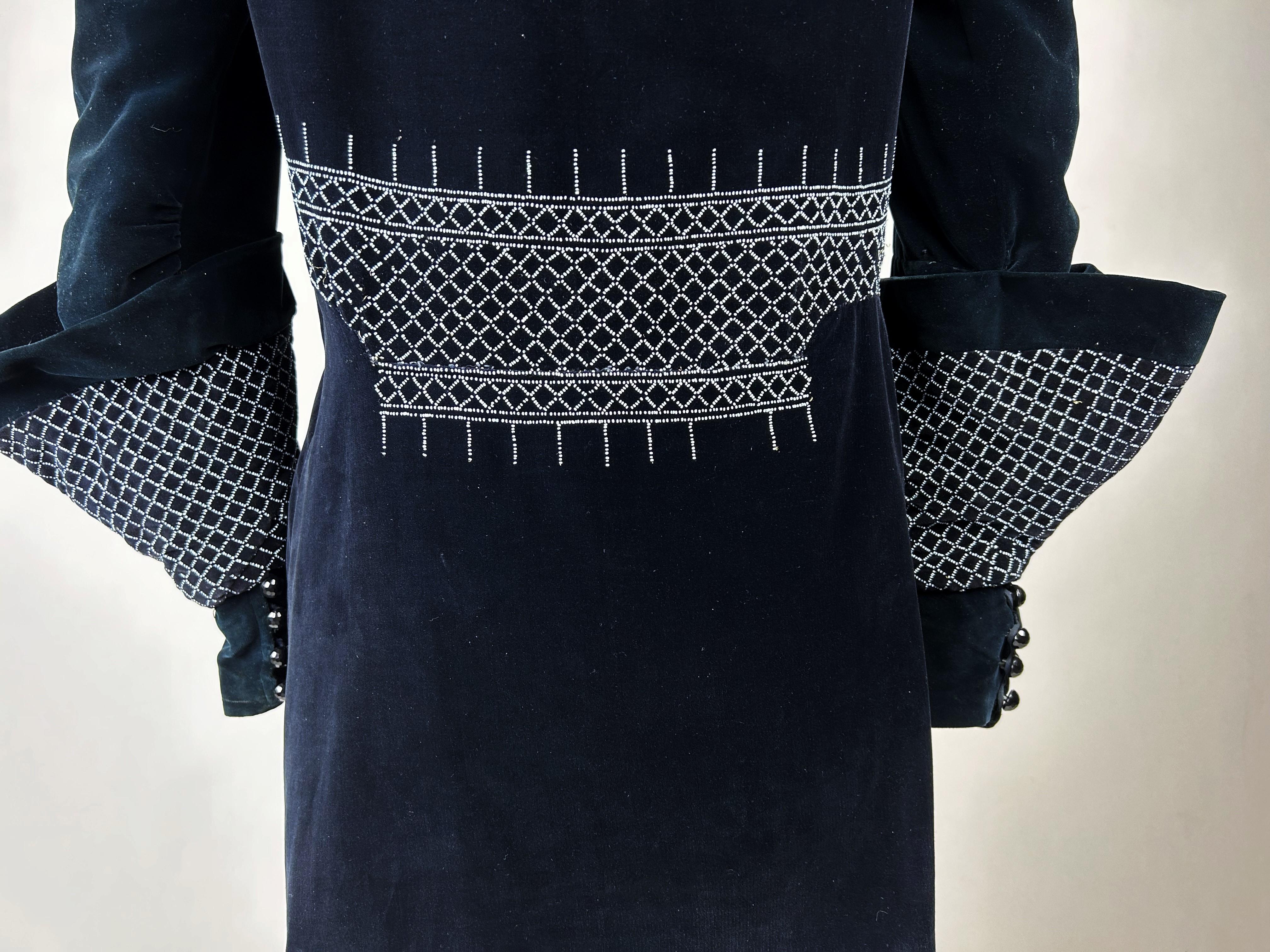A Navy Velvet Sac Dress with glass beads embroideries - France Circa 1925-1930 For Sale 8