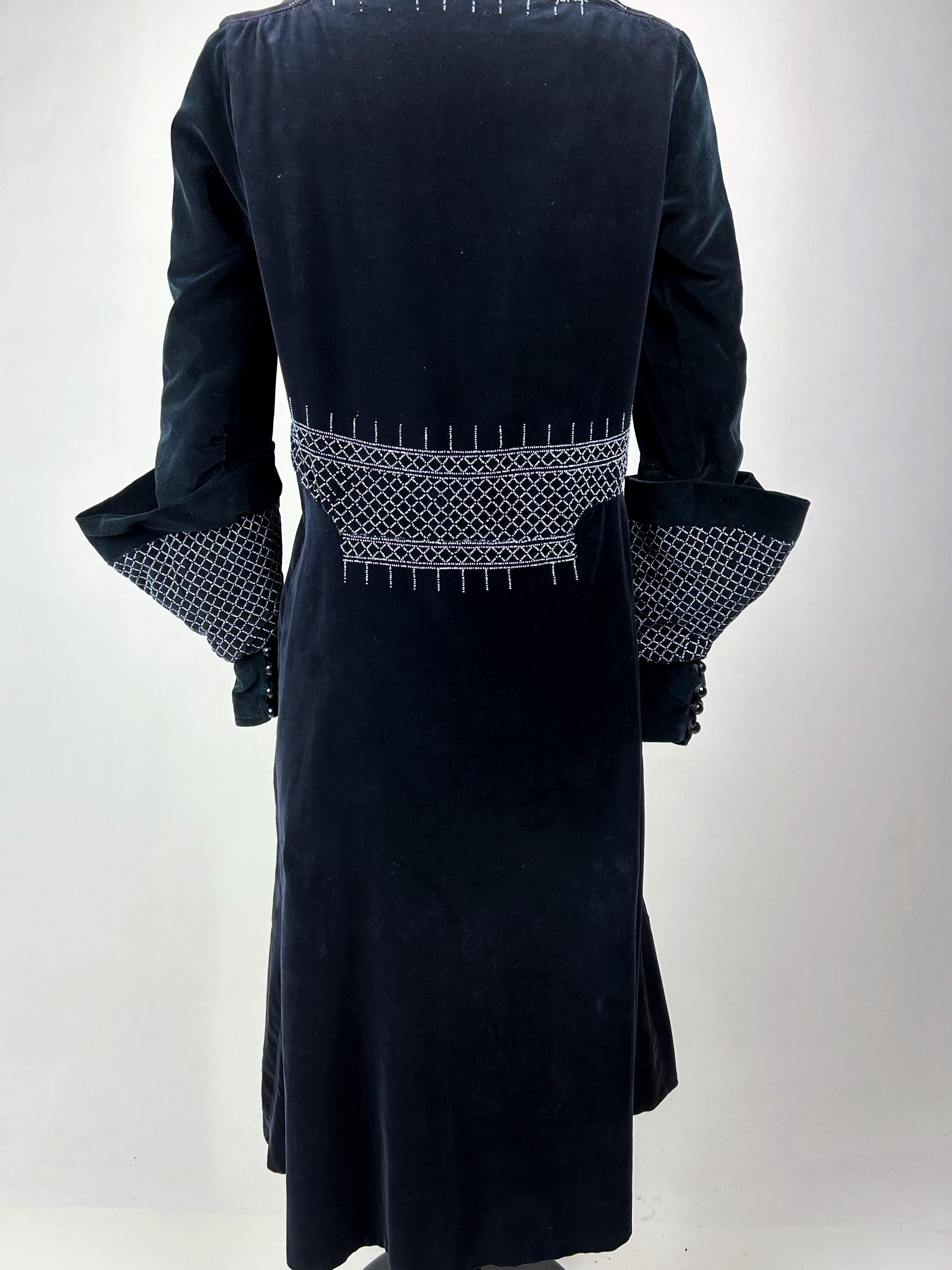 A Navy Velvet Sac Dress with glass beads embroideries - France Circa 1925-1930 For Sale 9