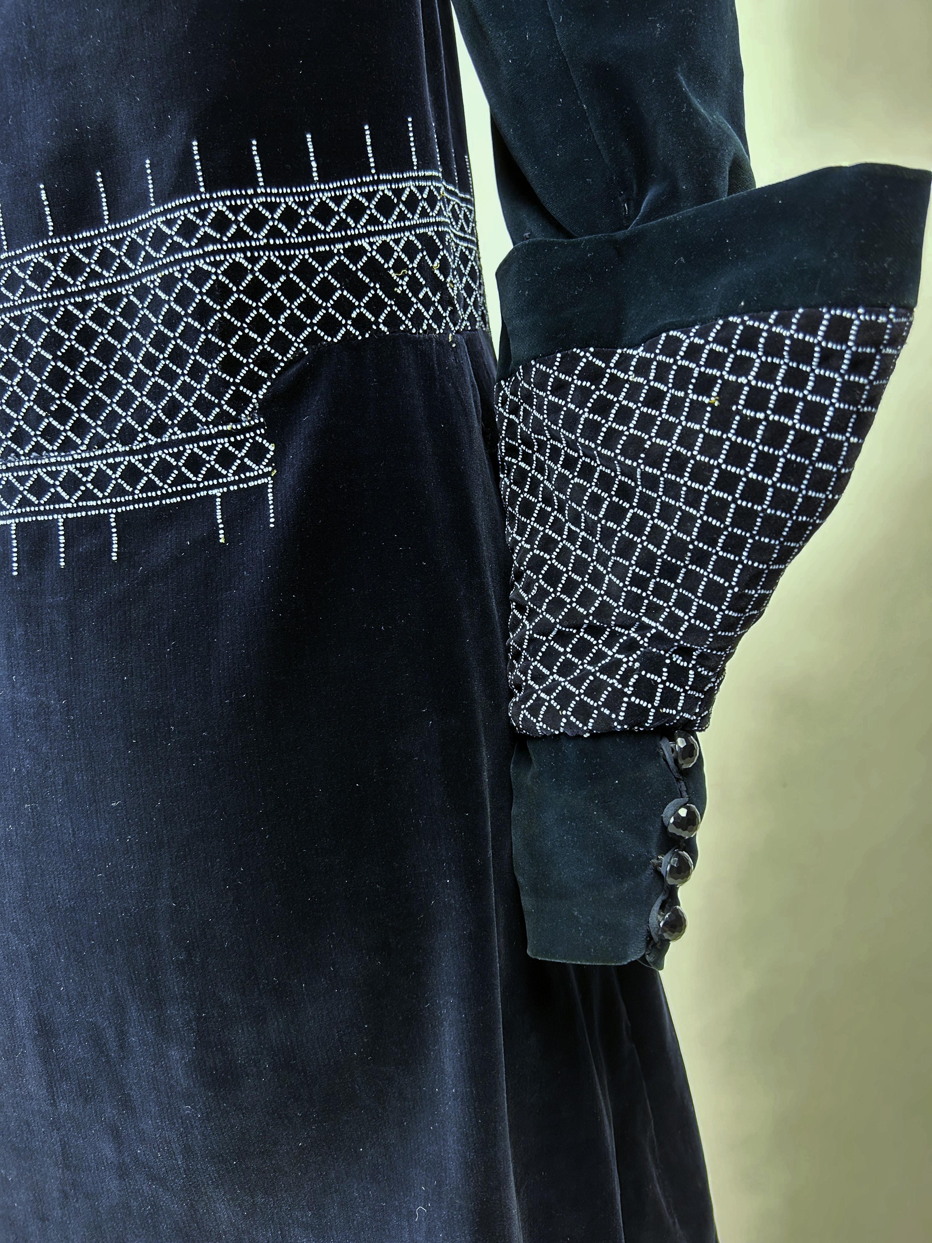 A Navy Velvet Sac Dress with glass beads embroideries - France Circa 1925-1930 For Sale 10