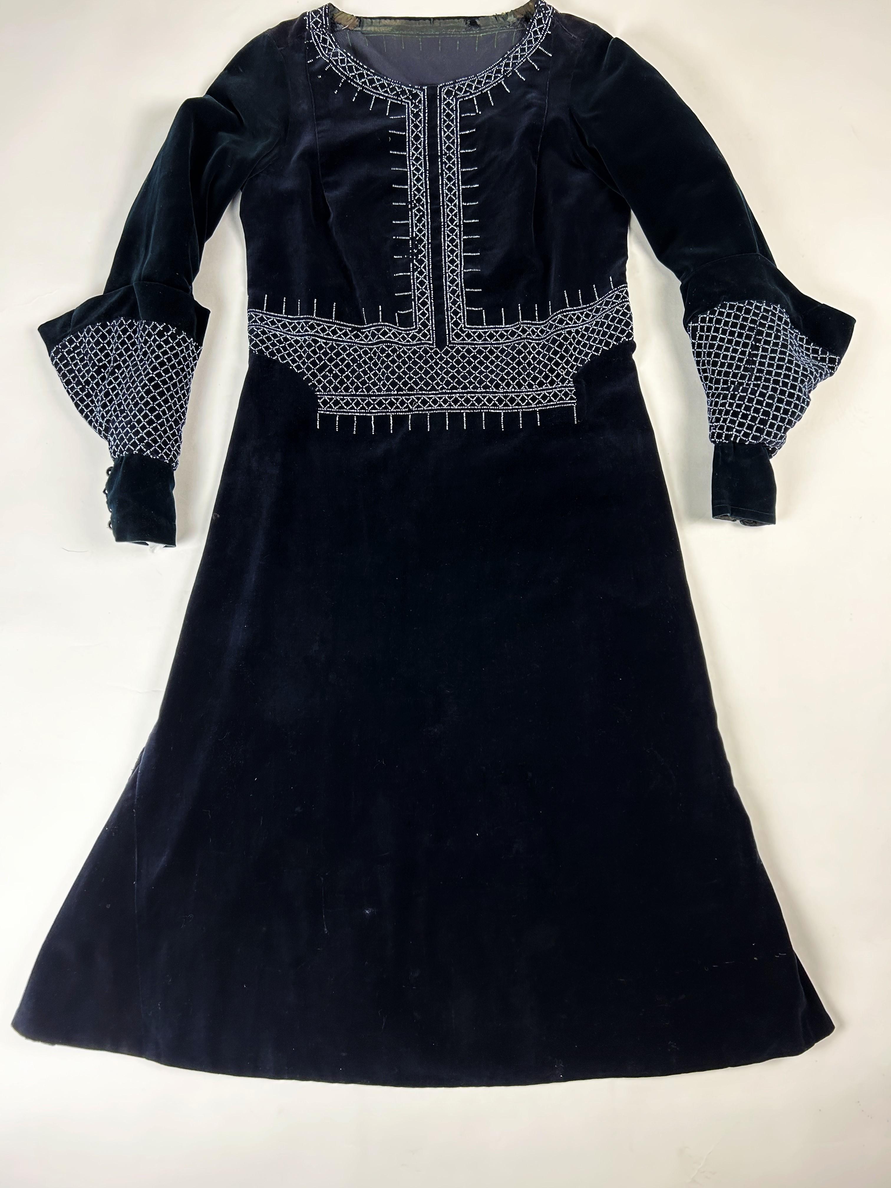 A Navy Velvet Sac Dress with glass beads embroideries - France Circa 1925-1930 In Good Condition For Sale In Toulon, FR