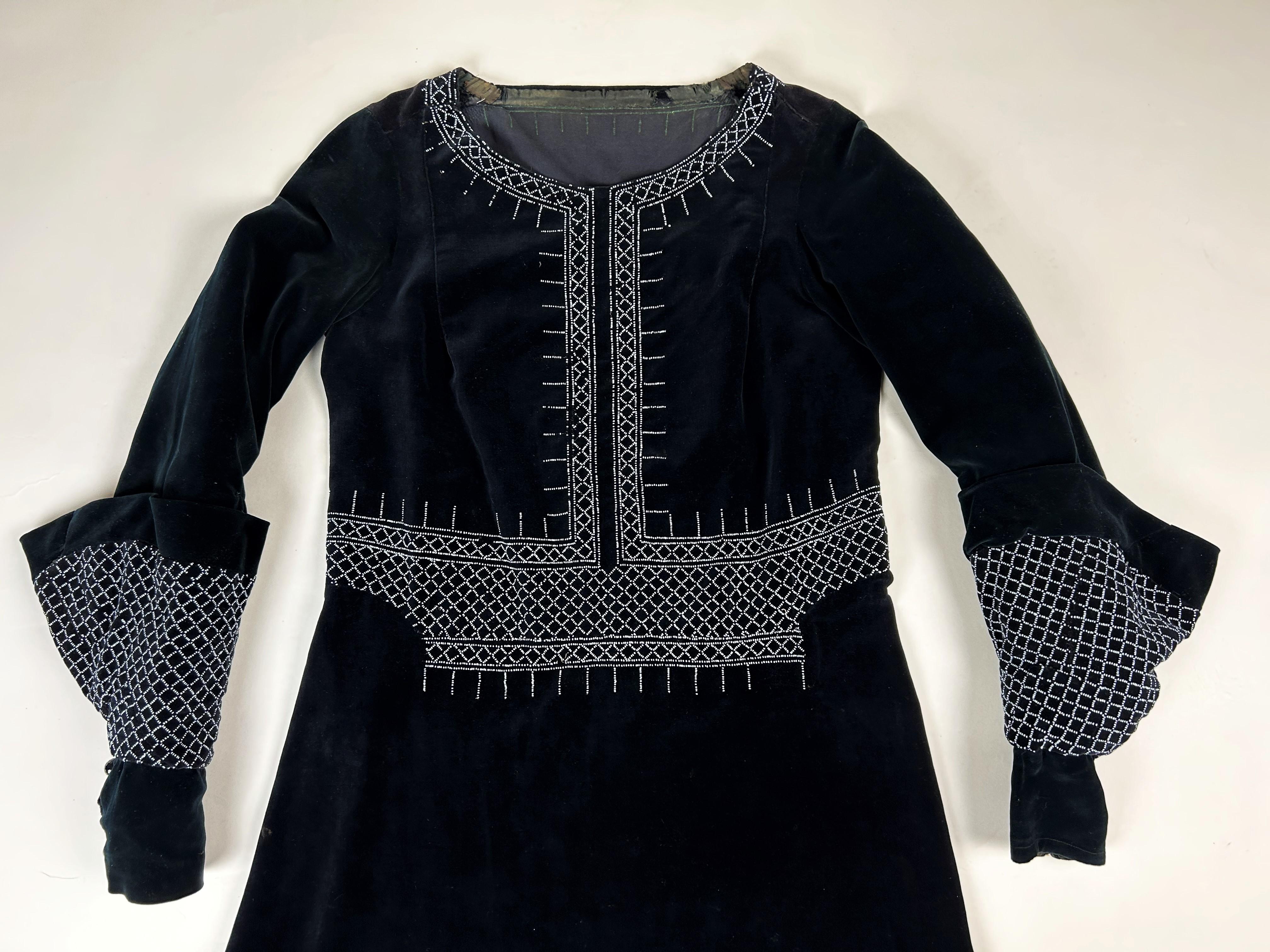 Women's A Navy Velvet Sac Dress with glass beads embroideries - France Circa 1925-1930 For Sale