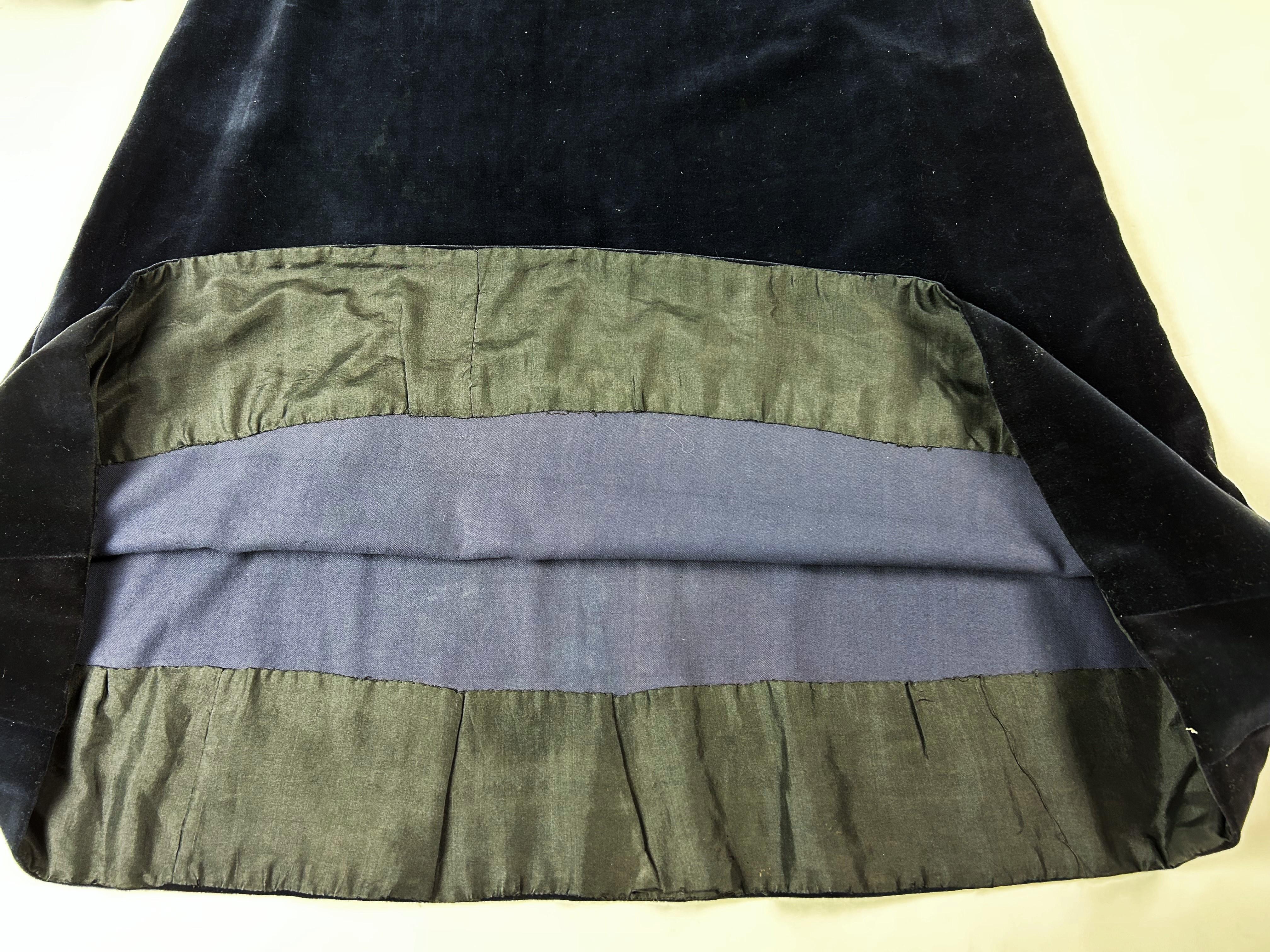 Marineblaues Sac-Kleid aus Samt mit Glasperlenstickereien - Frankreich ca. 1925-1930 im Angebot 1