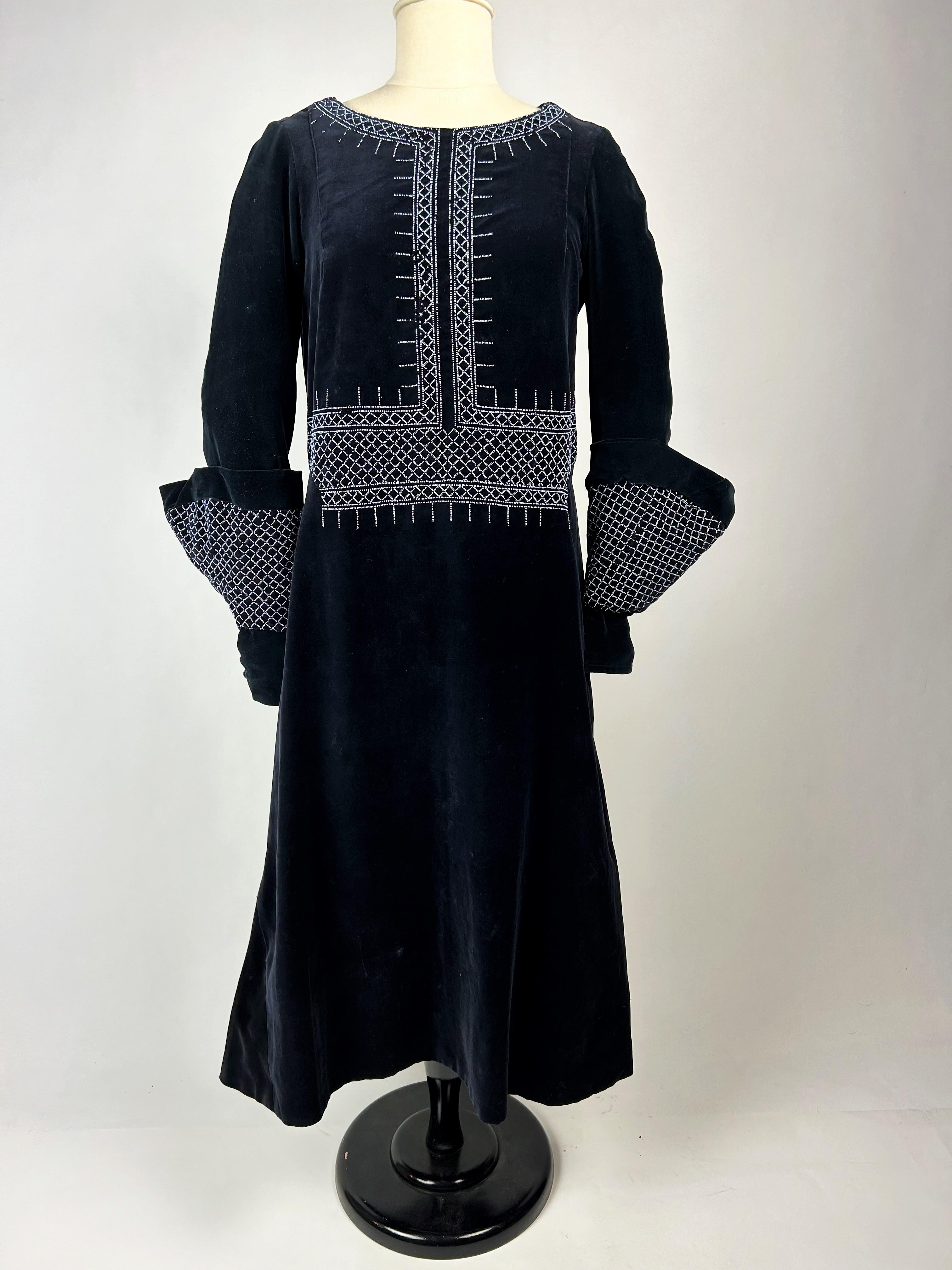 A Navy Velvet Sac Dress with glass beads embroideries - France Circa 1925-1930 For Sale 2