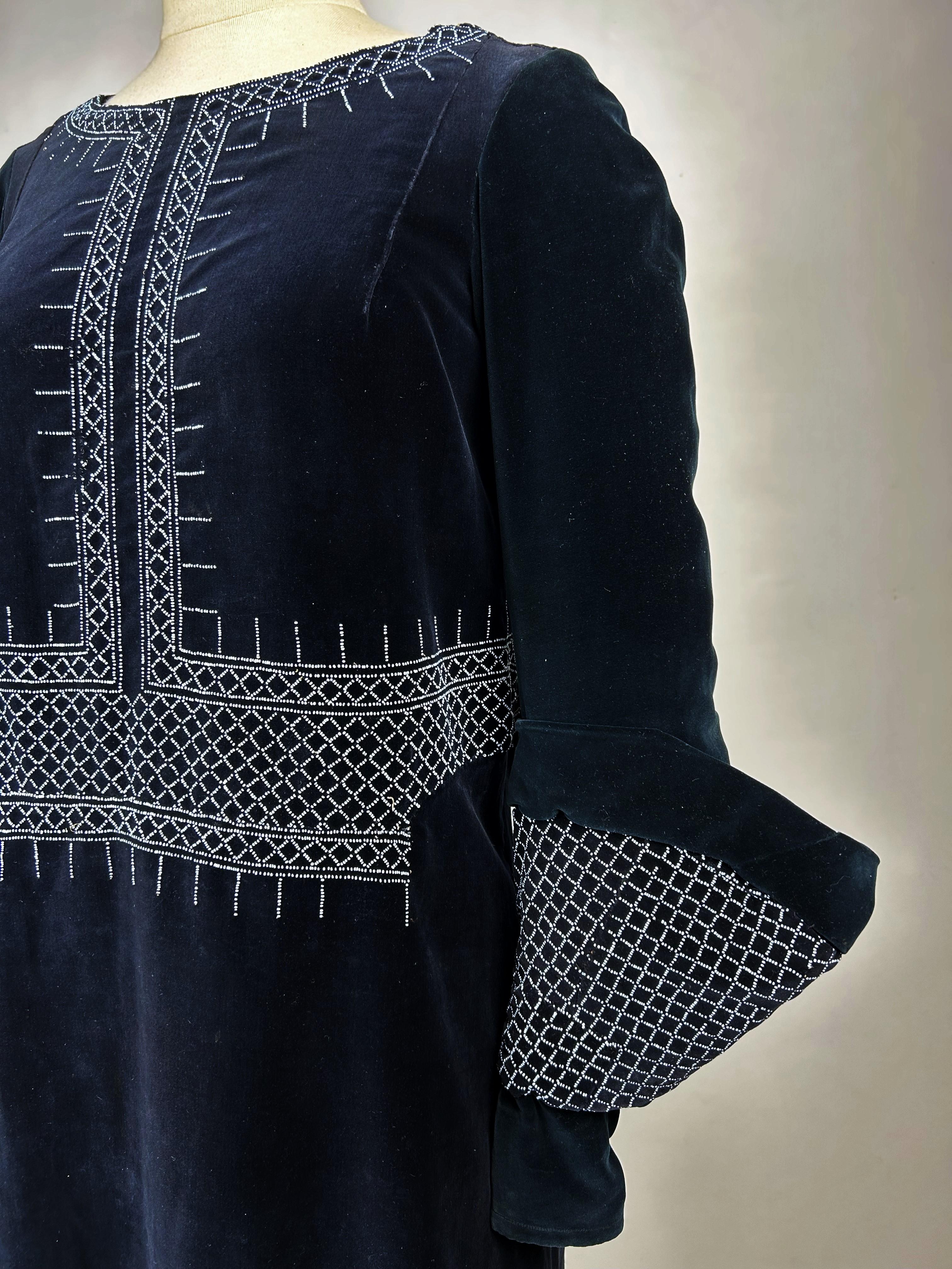A Navy Velvet Sac Dress with glass beads embroideries - France Circa 1925-1930 For Sale 3