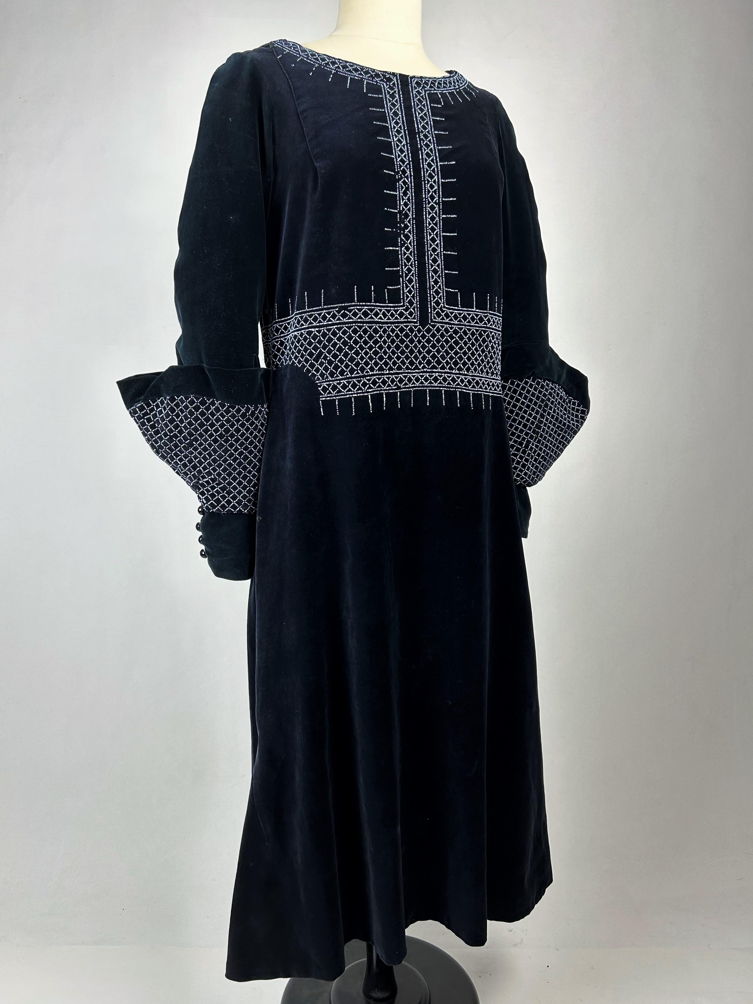A Navy Velvet Sac Dress with glass beads embroideries - France Circa 1925-1930 For Sale 4